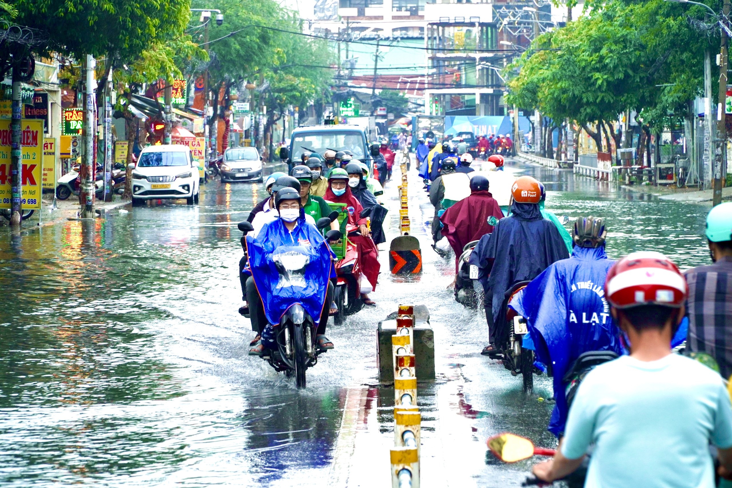 TP.HCM mua lon lam ngap nhieu tuyen duong anh 2