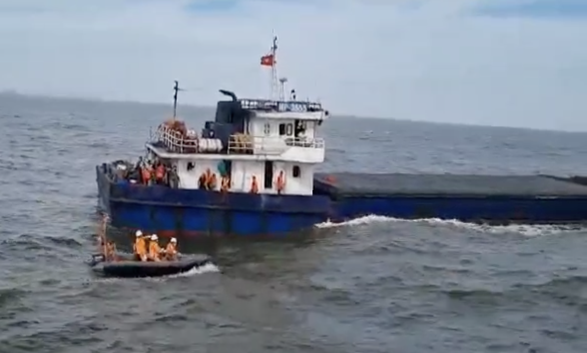 Cuu 10 nguoi bi troi dat o vung bien Hai Phong hinh anh