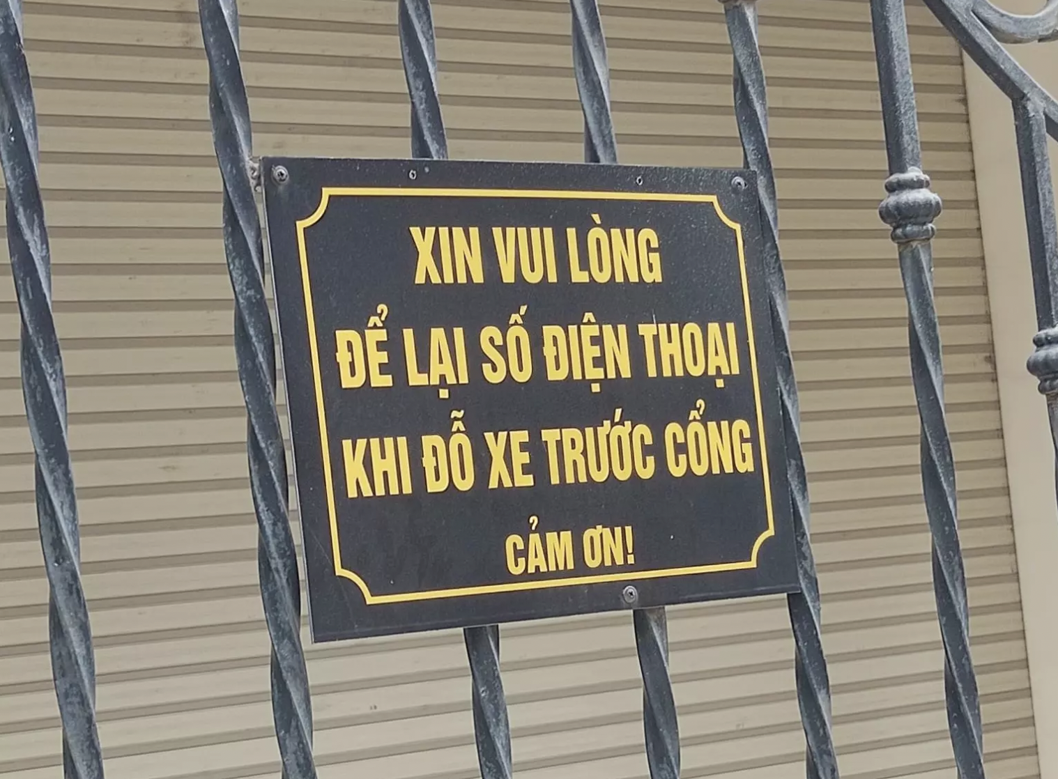 Oto do chan cua,  chu nha ‘can rang’ goi taxi di lam anh 2
