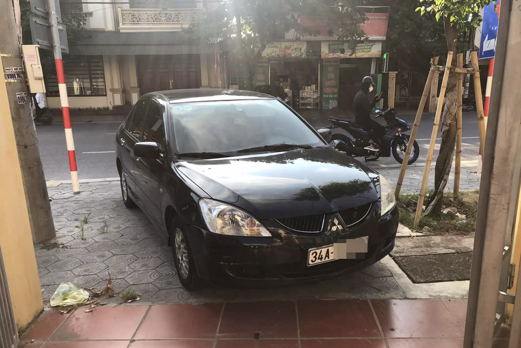 Oto do chan cua,  chu nha ‘can rang’ goi taxi di lam anh 3