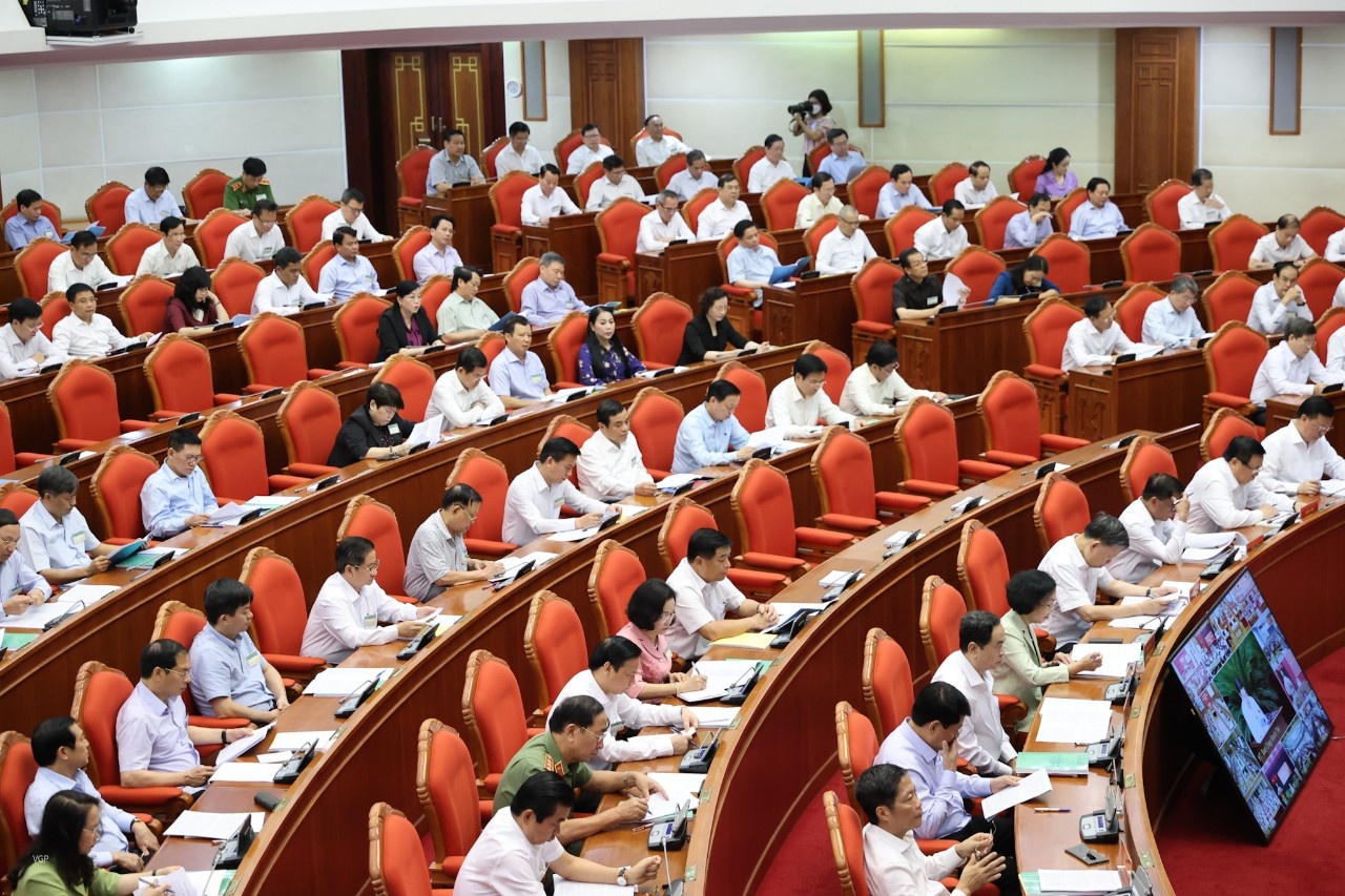 Can bo tiep tay,  dung tung trong cac vu tham nhung,  tieu cuc anh 2