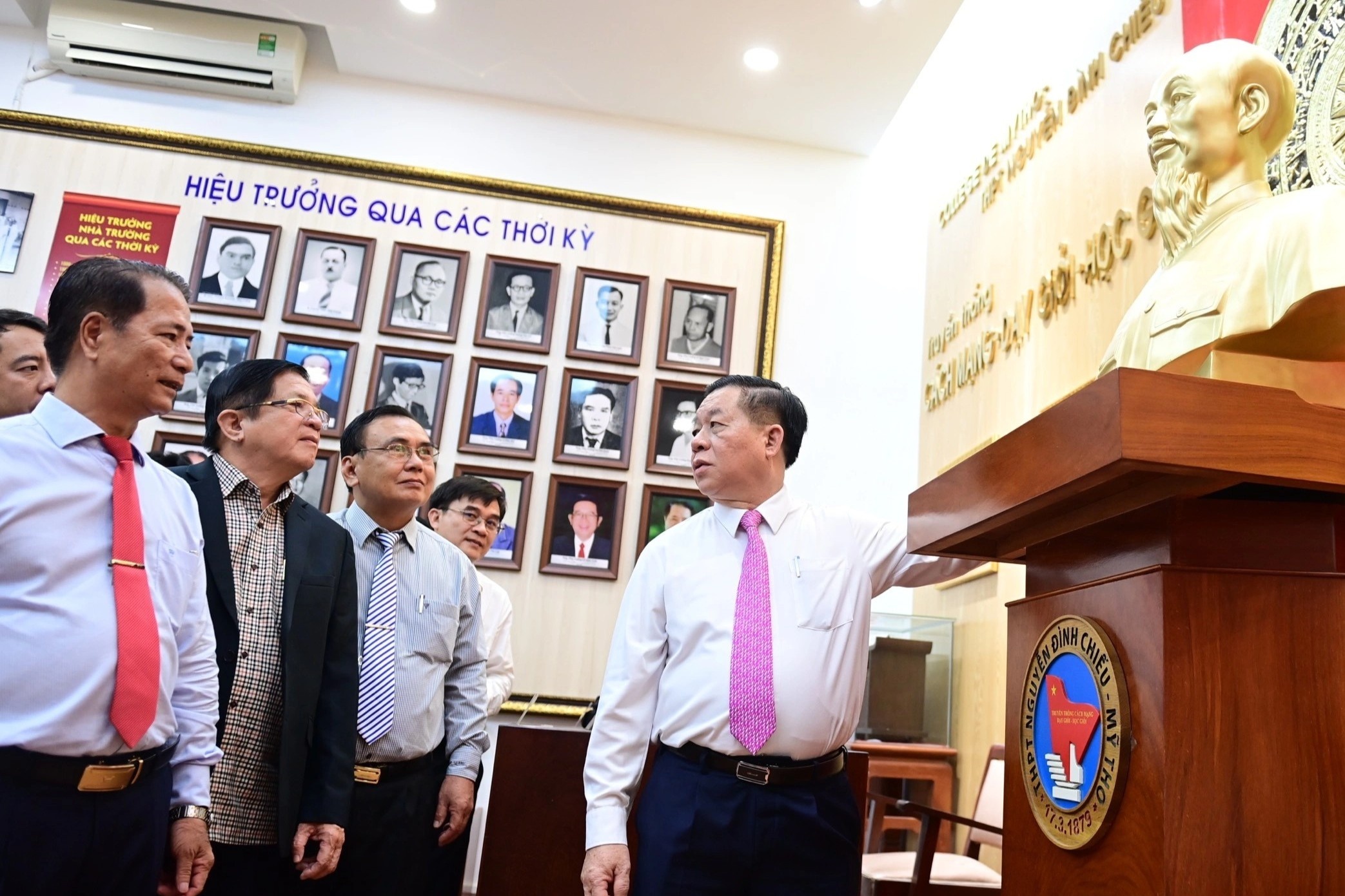 Khanh thanh nha truyen thong truong THPT Nguyen Dinh Chieu hinh anh