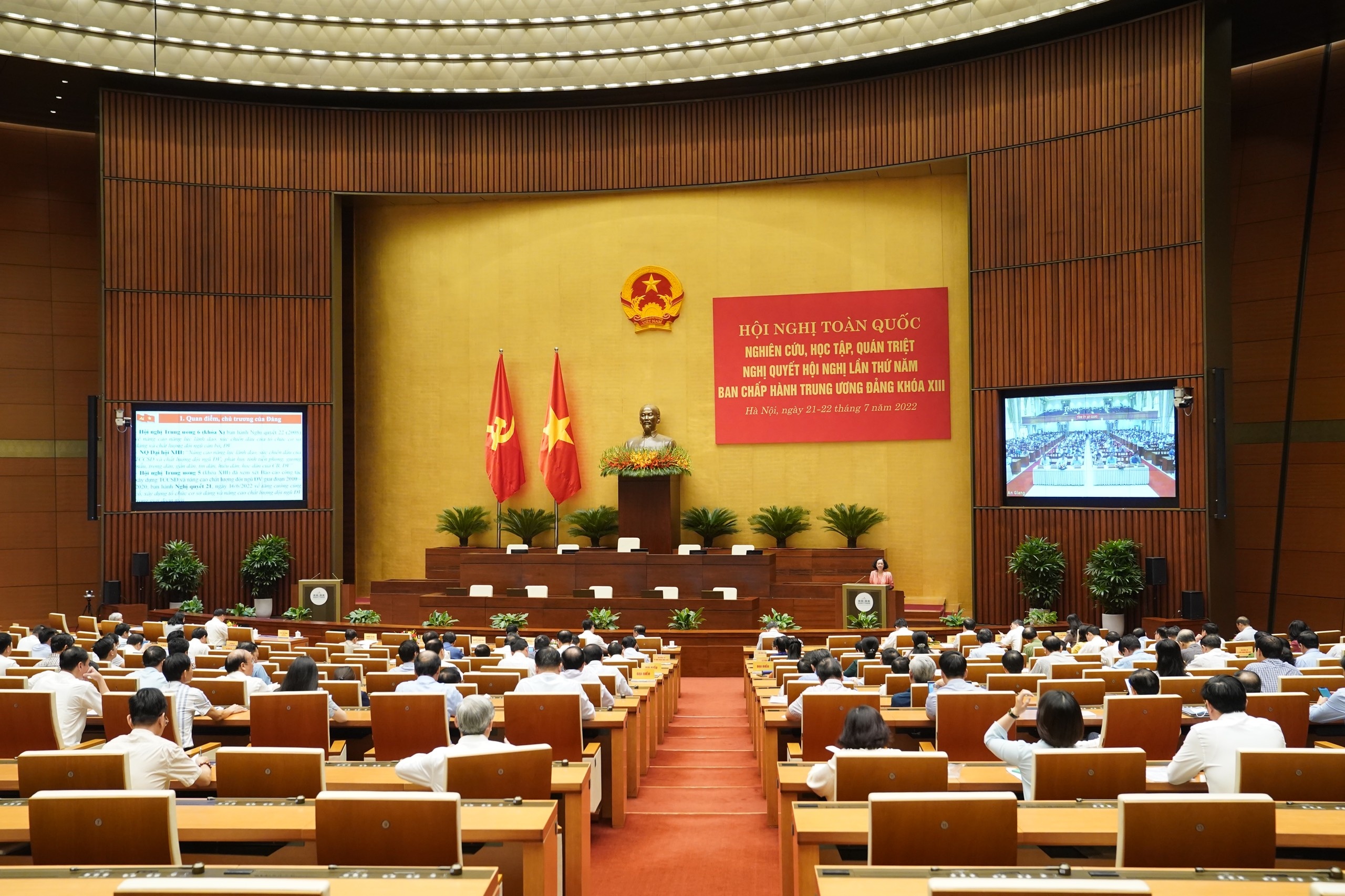 Mot bo phan dang vien 'gay canh giua duong' anh 2