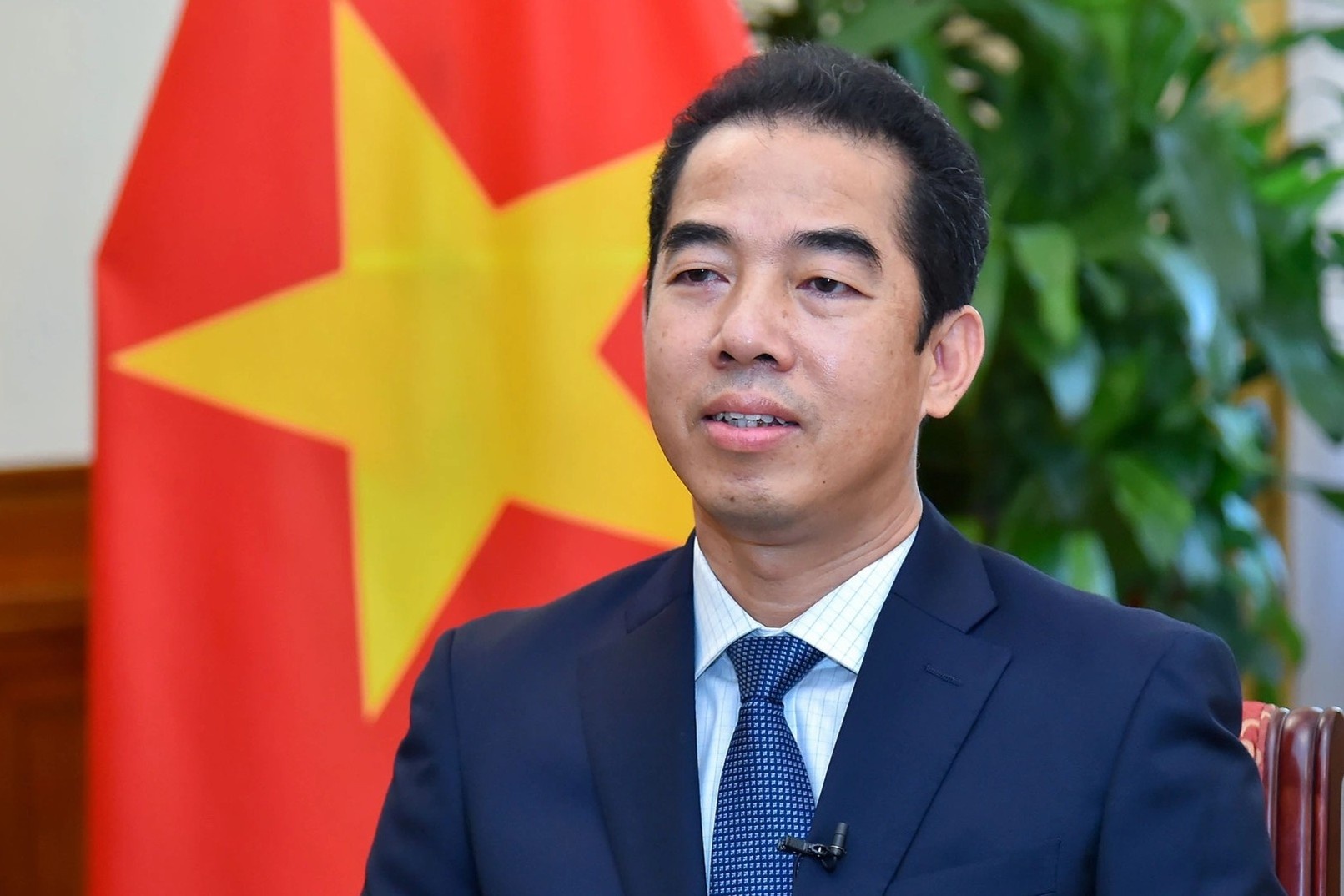 De nghi ky luat Thu truong Bo Ngoai giao va tro ly pho thu tuong hinh anh