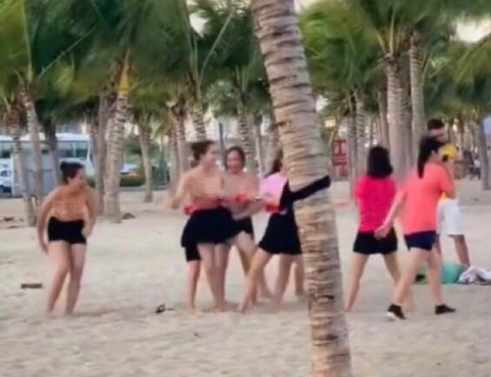 Video nhom nu du khach coi ao choi teambuilding tu nam 2020 hinh anh