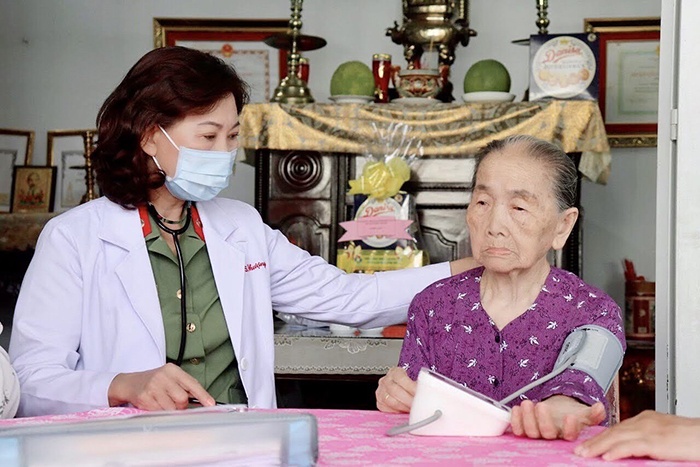 De xuat Bo truong Cong an cap, thu hoi giay phep y bac si trong nganh hinh anh