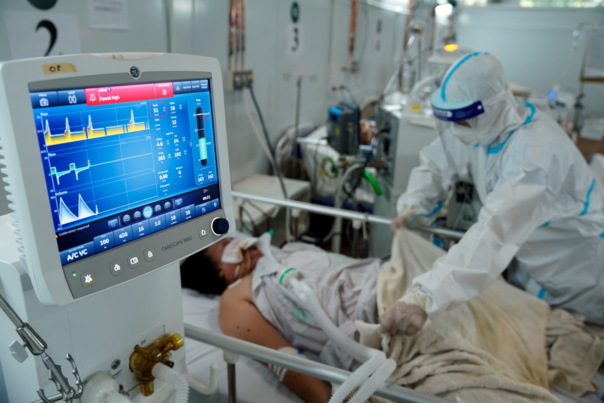 Dan thiet thoi, mat quyen loi khi bac si gioi roi benh vien cong hinh anh