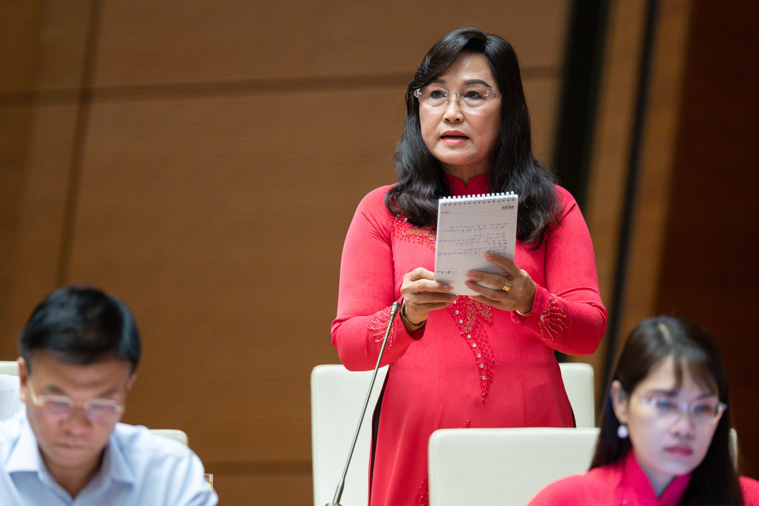 Quoc hoi thao luan KTXH anh 3