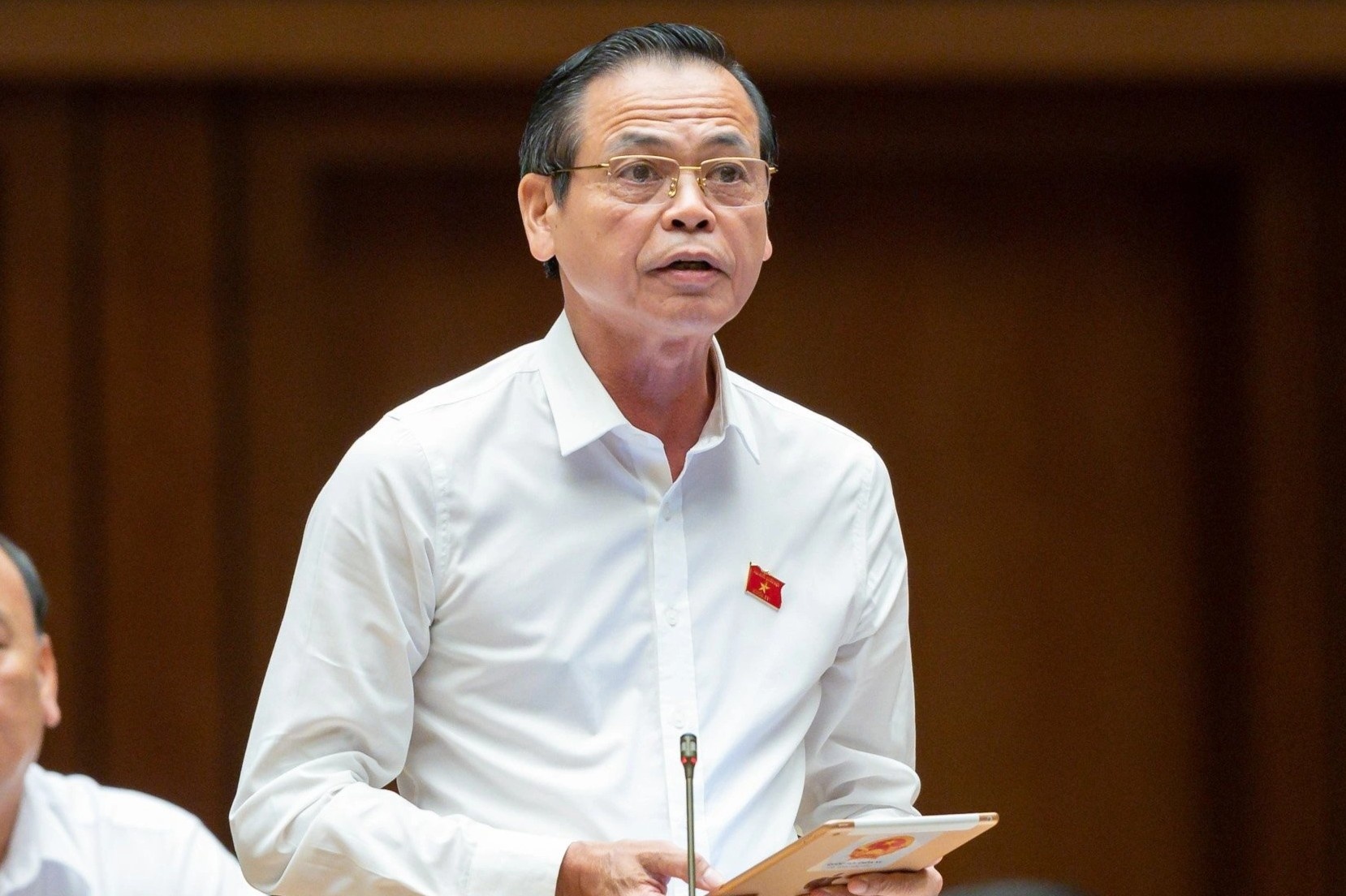 Dai bieu Quoc hoi diem ten nhung lang phi vo hinh lam ngheo dat nuoc hinh anh