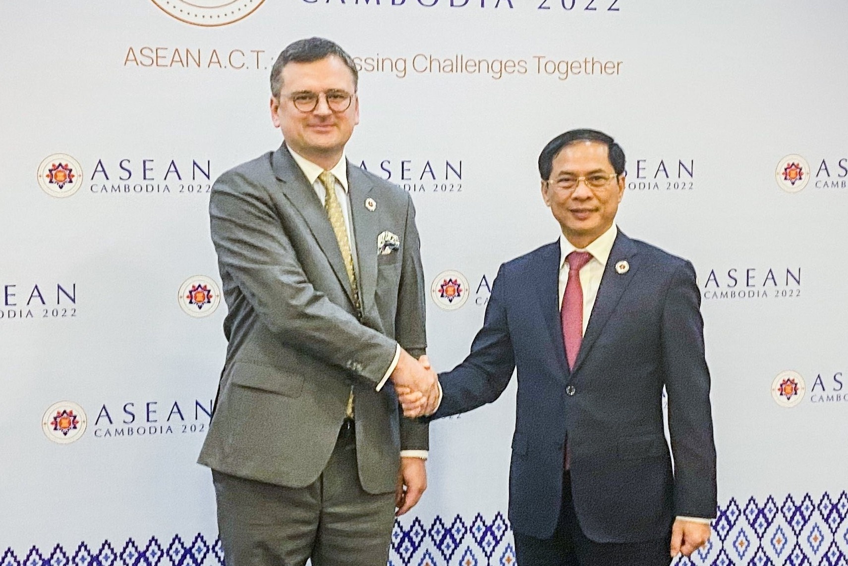 Viet Nam mong Nga - Ukraine noi lai doi thoai hinh anh