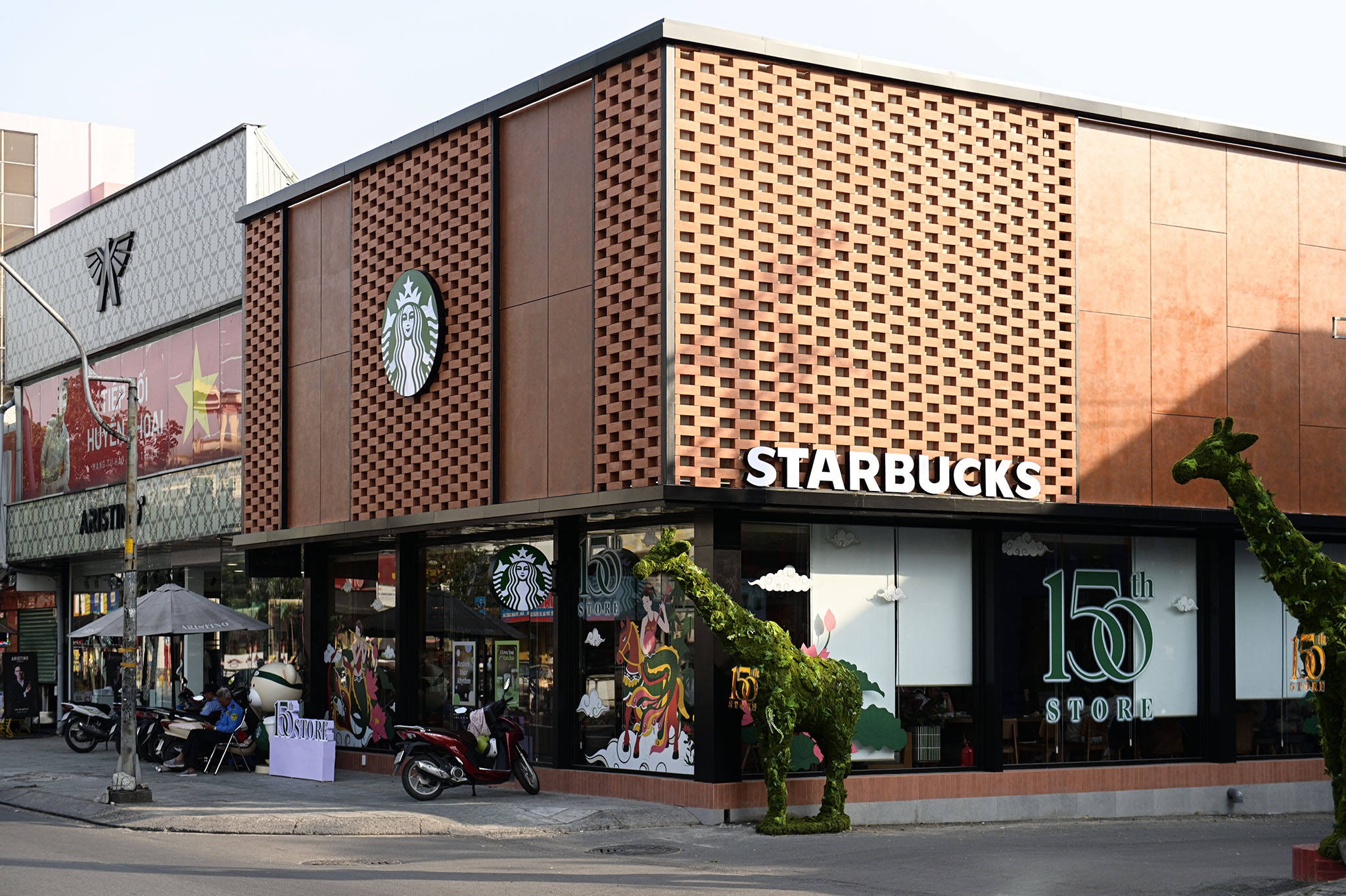 Canh trai nguoc o mat pho TP.HCM hinh anh