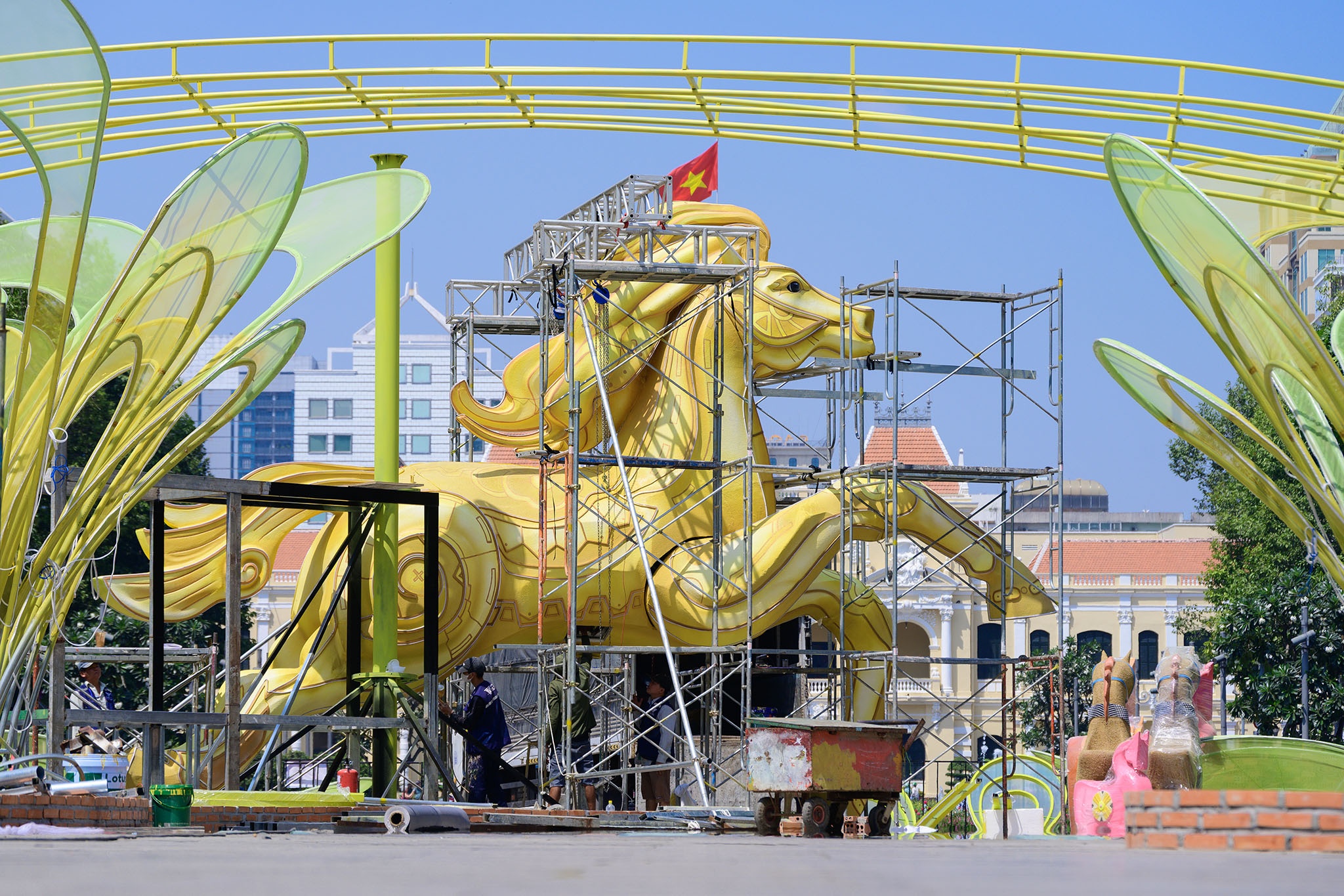 Linh vat ngua khong lo da xuat hien tai duong hoa Nguyen Hue hinh anh