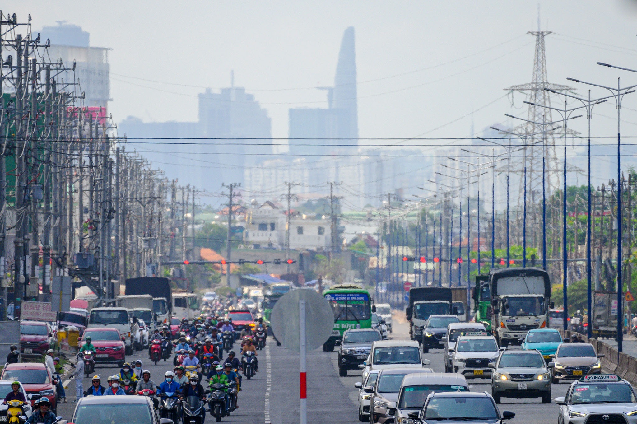 Quoc lo 13 mo rong 8 lan, giao thong phia bac TP.HCM dan thong thoang hinh anh