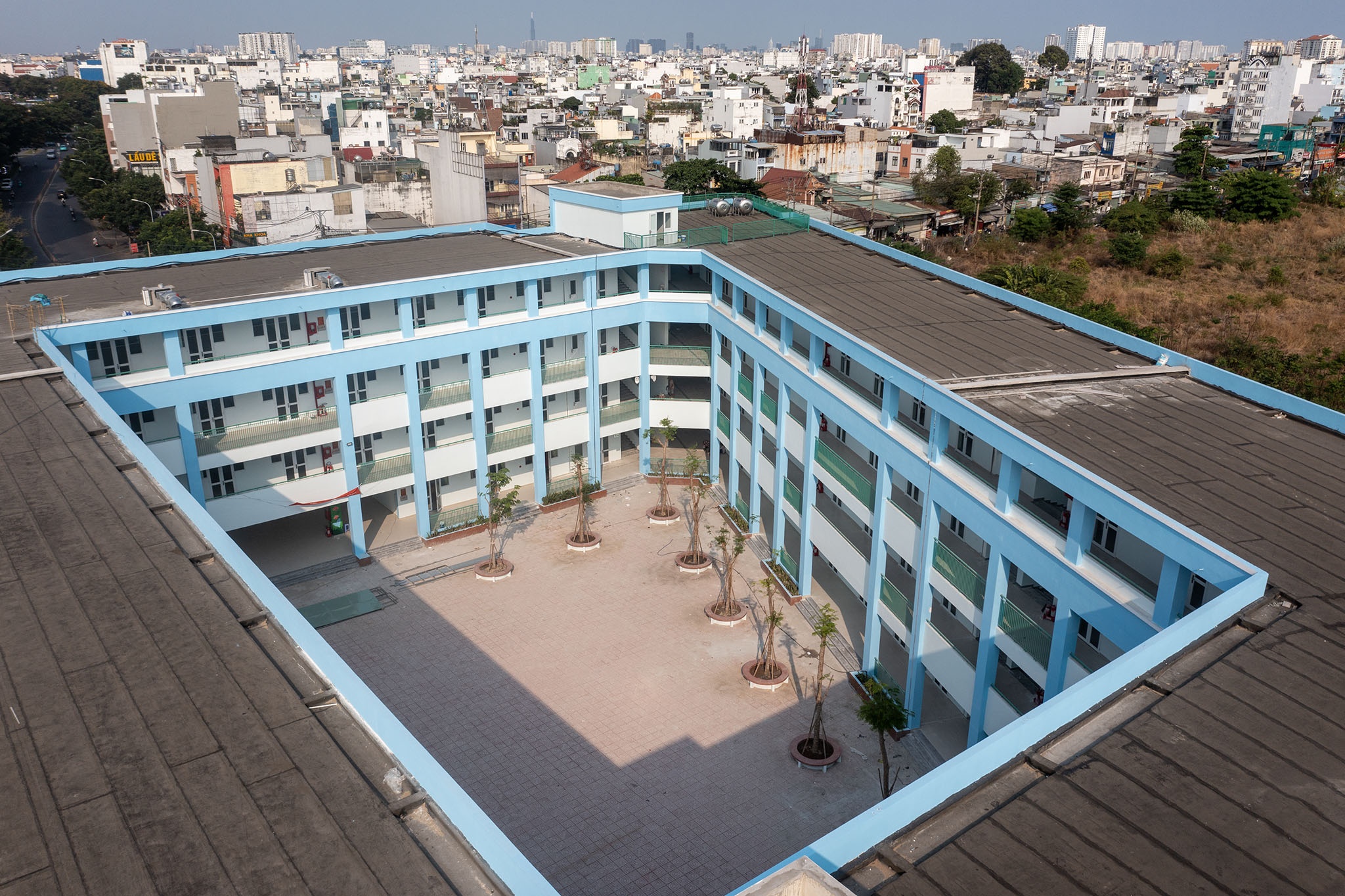 Ben trong truong hoc tren khu dat tung la nghia trang lon nhat TP.HCM hinh anh