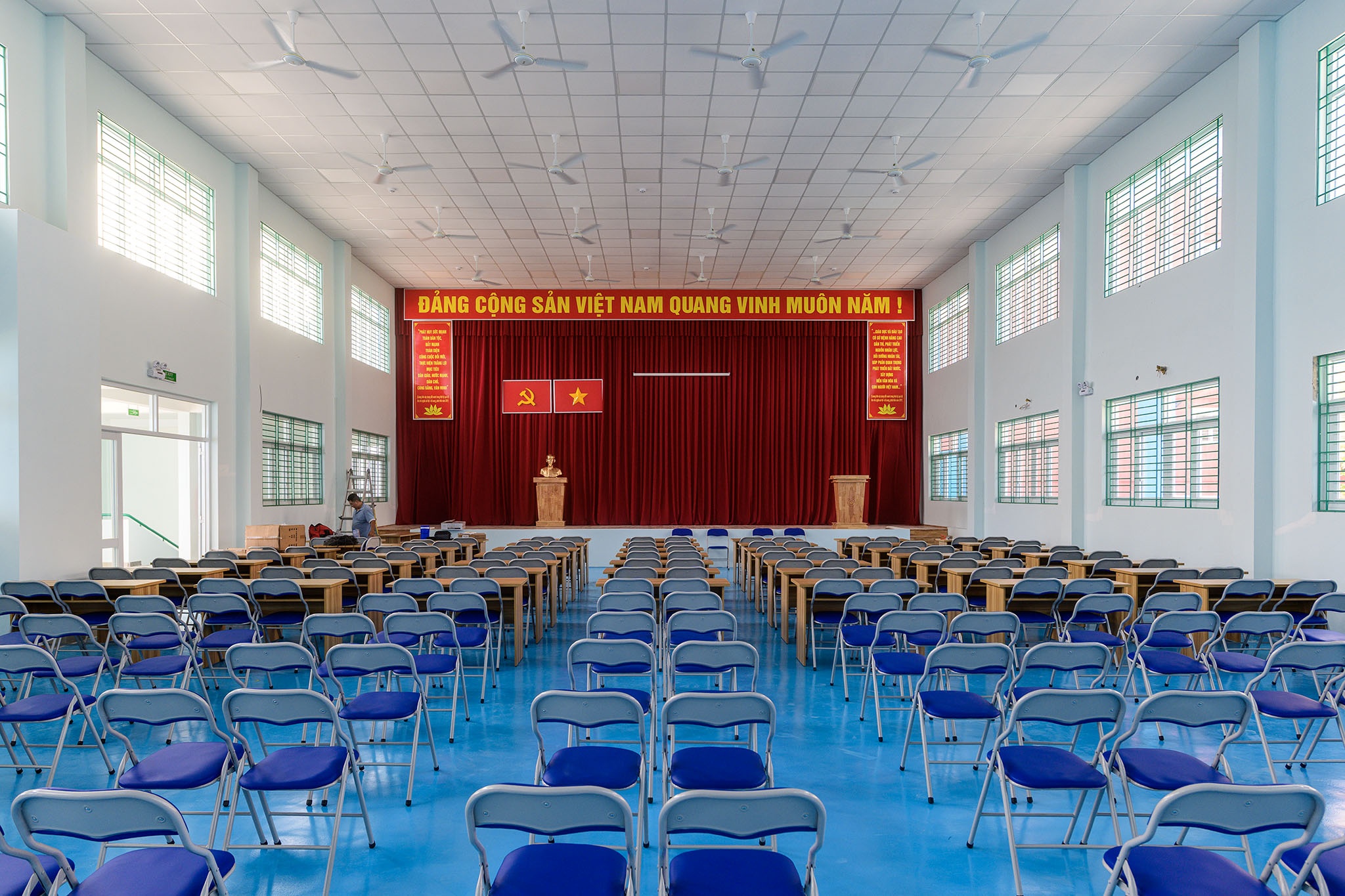 cong trinh truong hoc anh 10