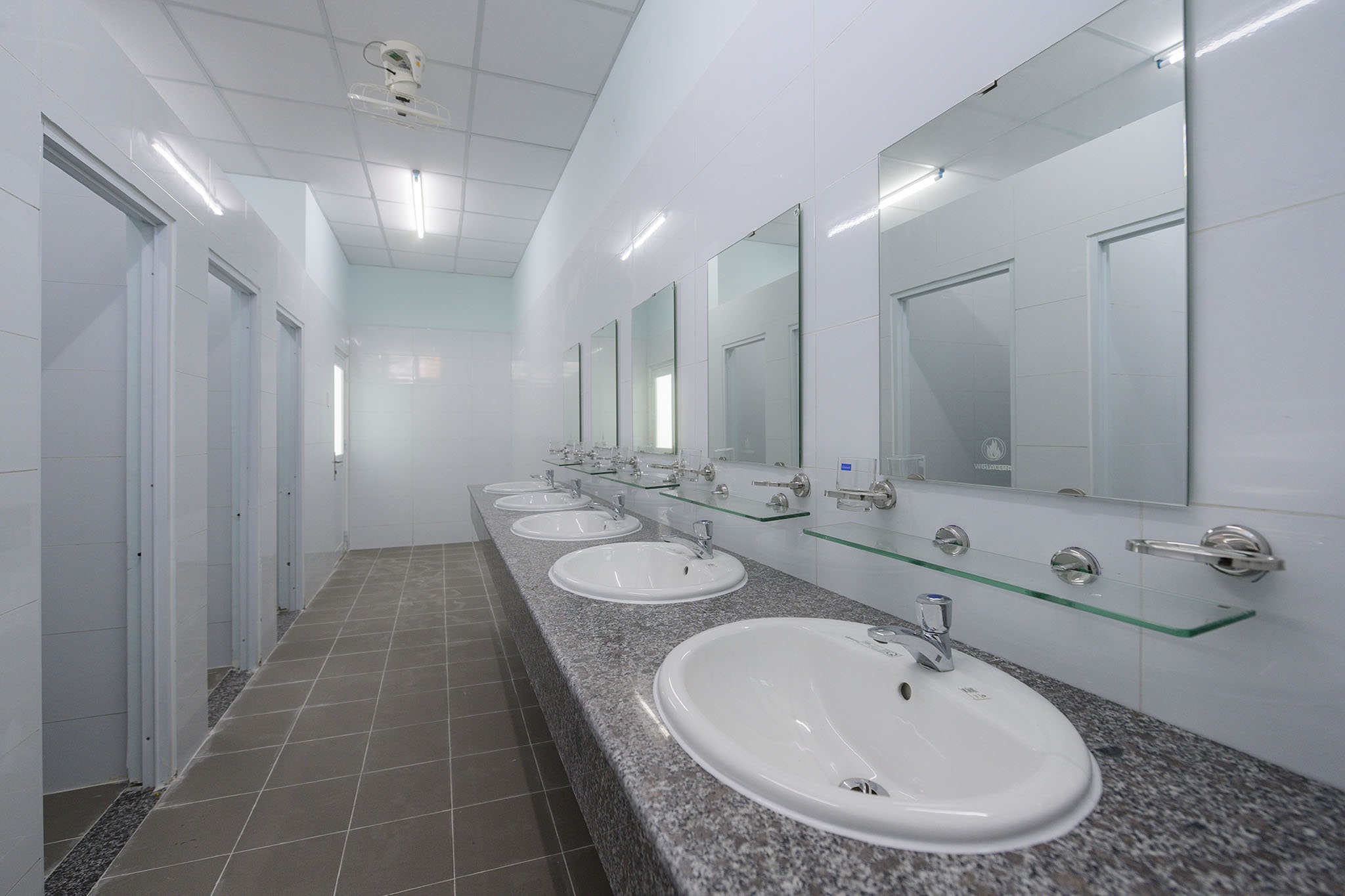 cong trinh truong hoc anh 12