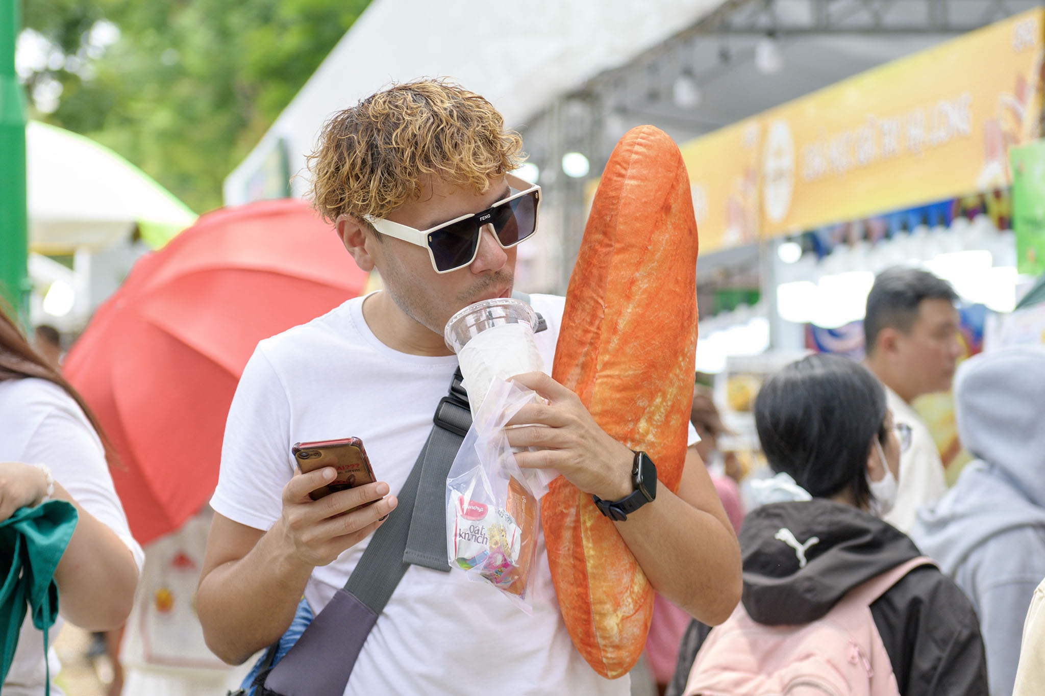 Khach Tay 'khong ngo banh ngon den the' tai Le hoi Banh mi o TP.HCM hinh anh