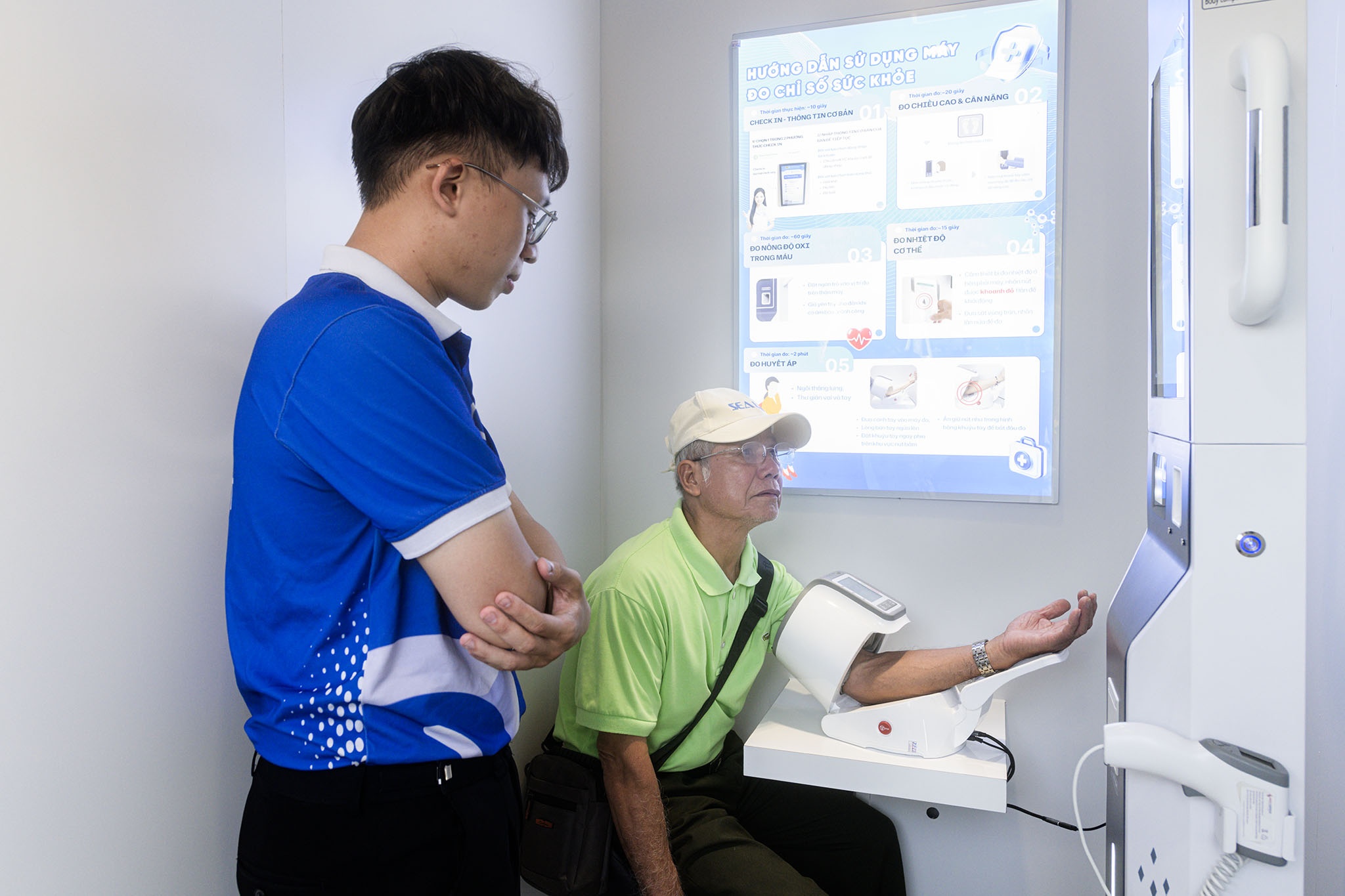 'Tram kham suc khoe mini' o TP.HCM khien nguoi dan bat ngo hinh anh