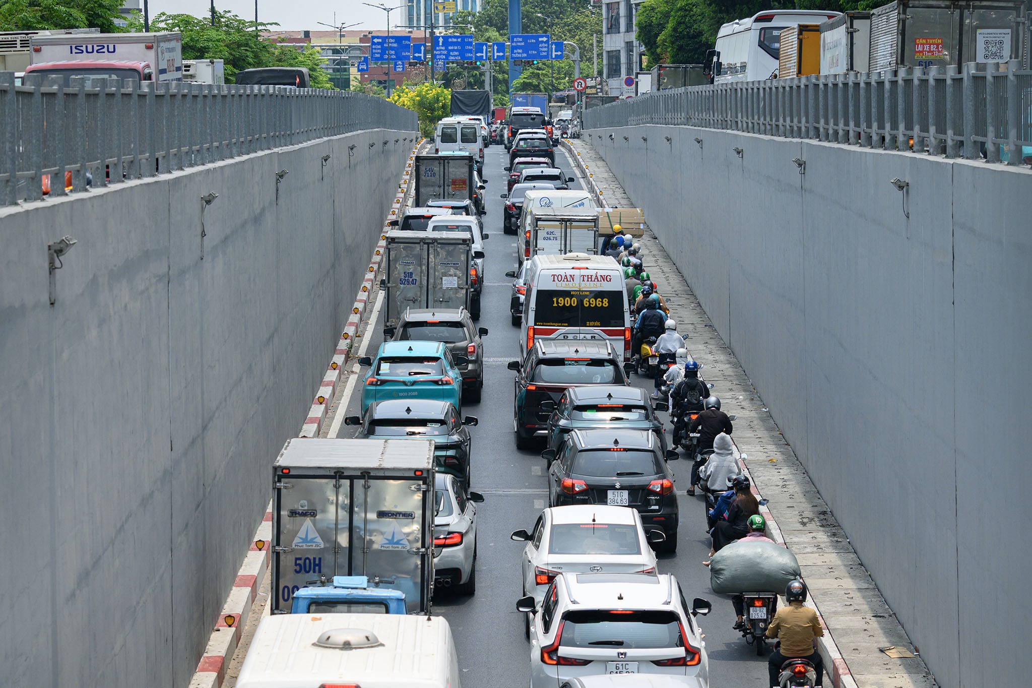 Cua ngo san bay Tan Son Nhat un u keo dai truoc nghi le hinh anh