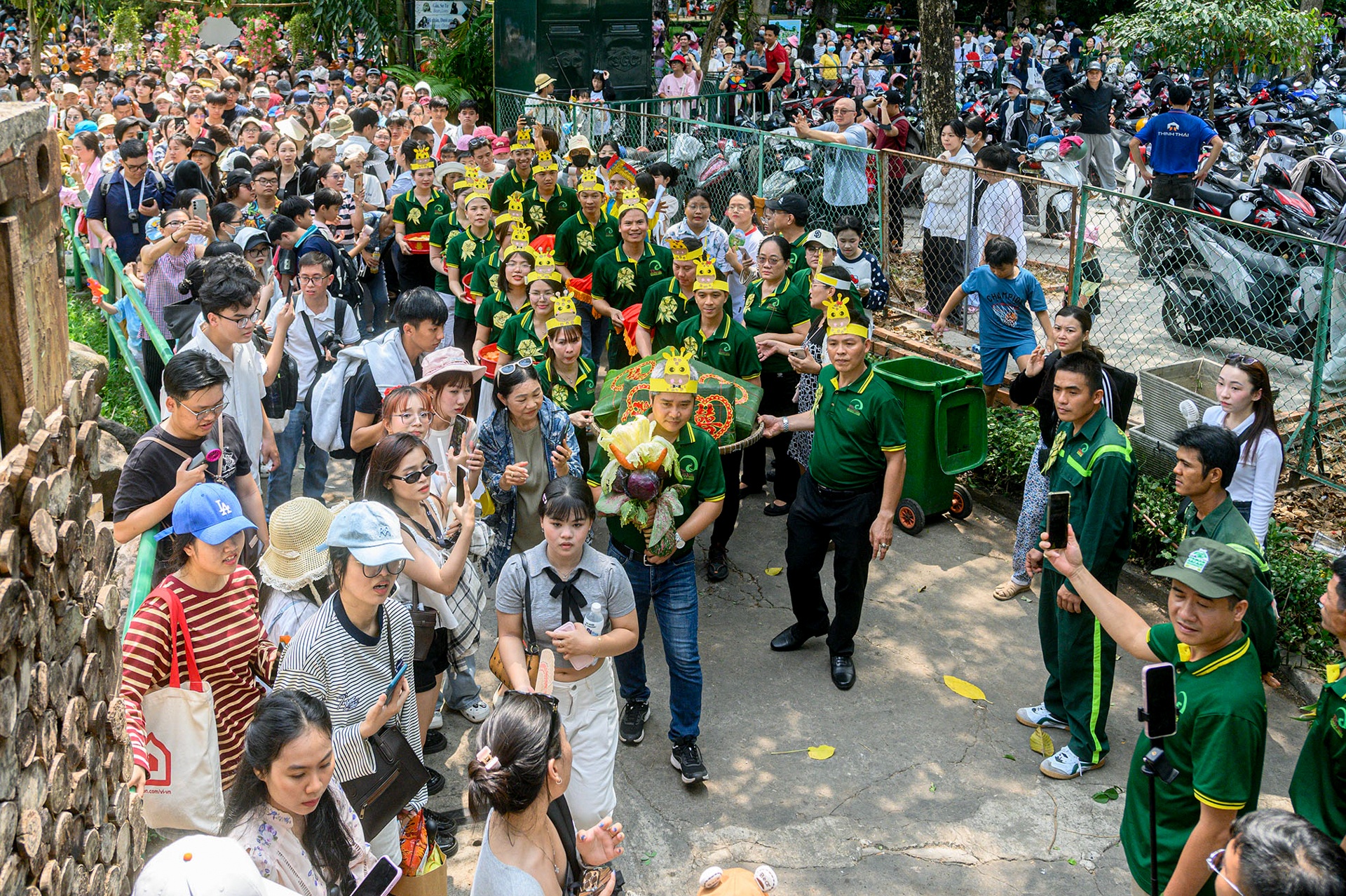 Bien nguoi do ve Thao Cam Vien ngay 30/4 xem 'dam cuoi' huou cao co hinh anh