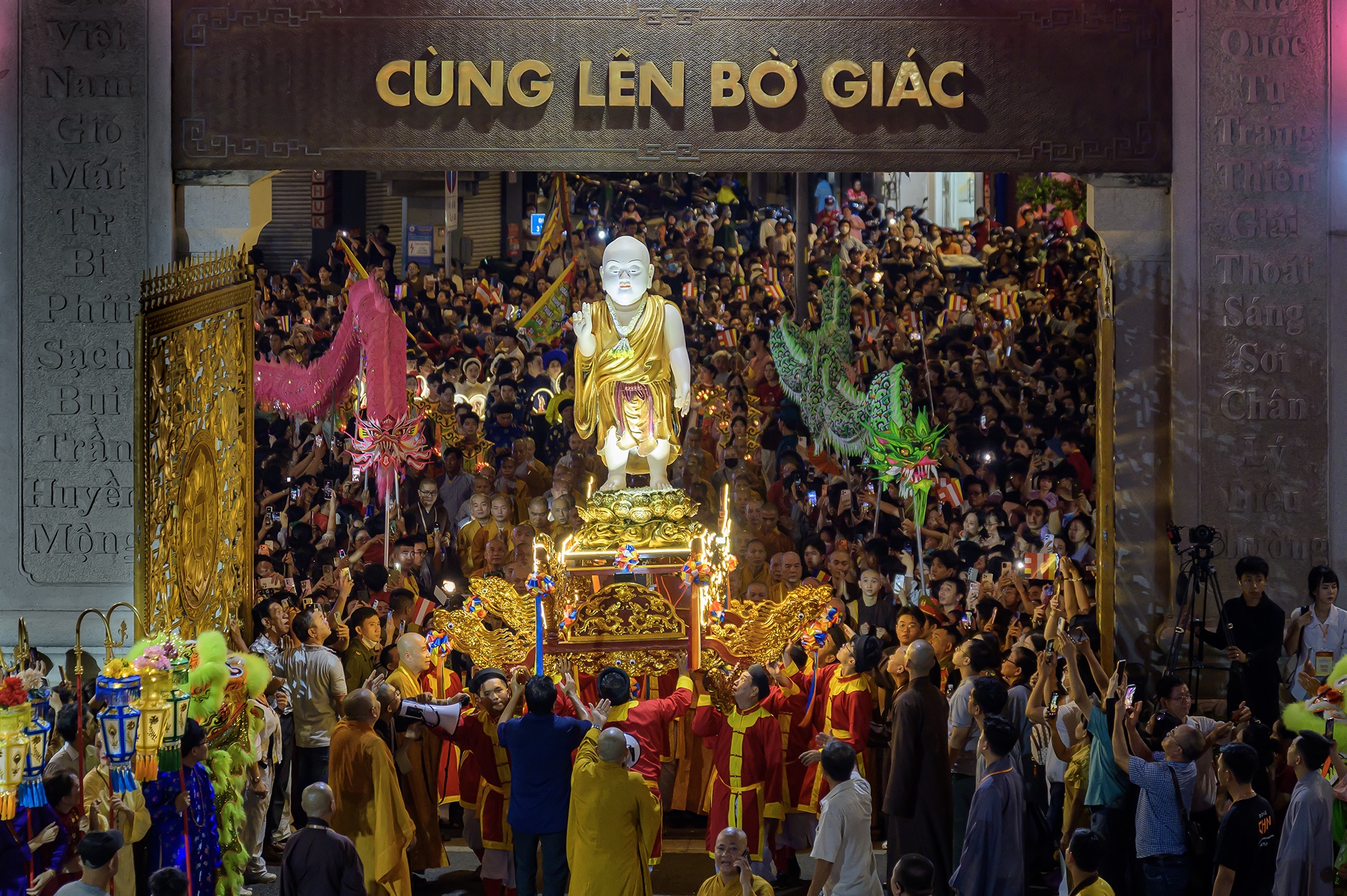 Hang nghin nguoi di bo ruoc tuong Phat o TP.HCM hinh anh
