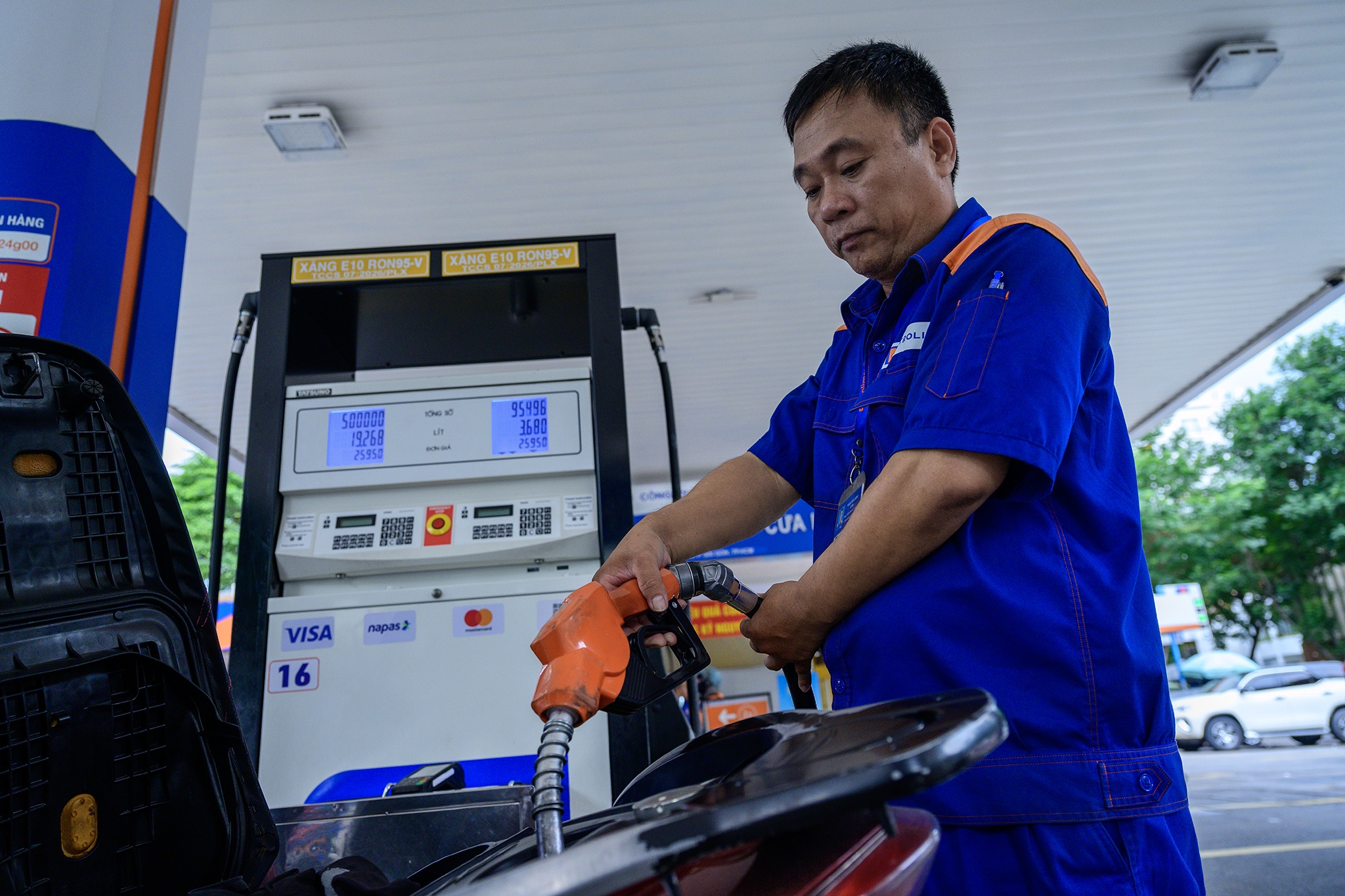 Giá xăng E10 lên sát 23.000 đồng/lít