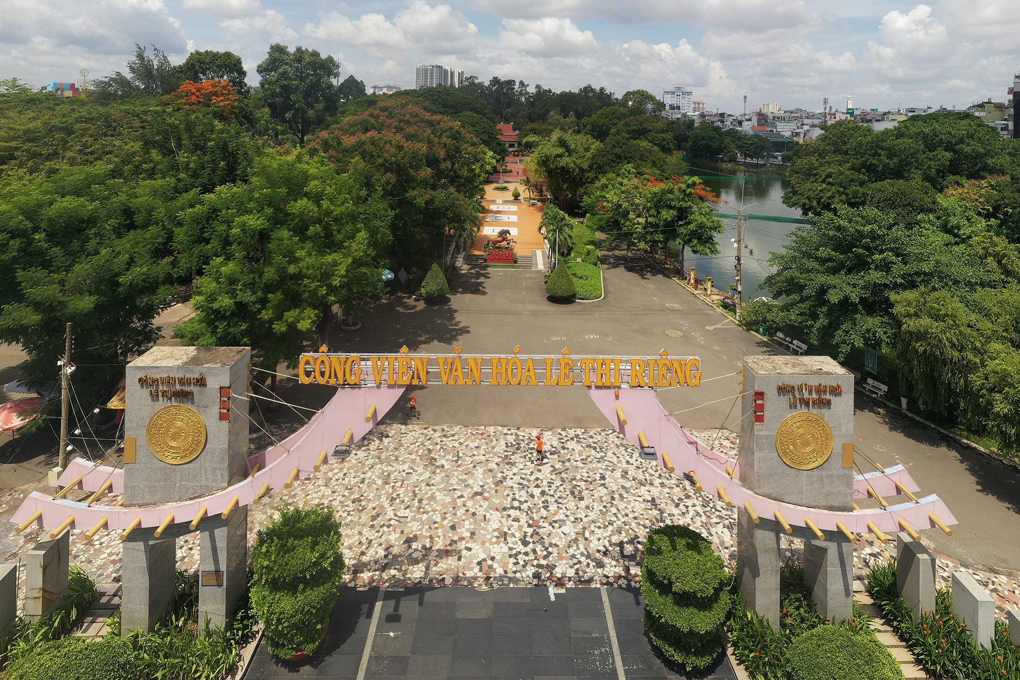 Toan canh cong vien Le Thi Rieng - noi tim kiem 900 hai cot liet si hinh anh