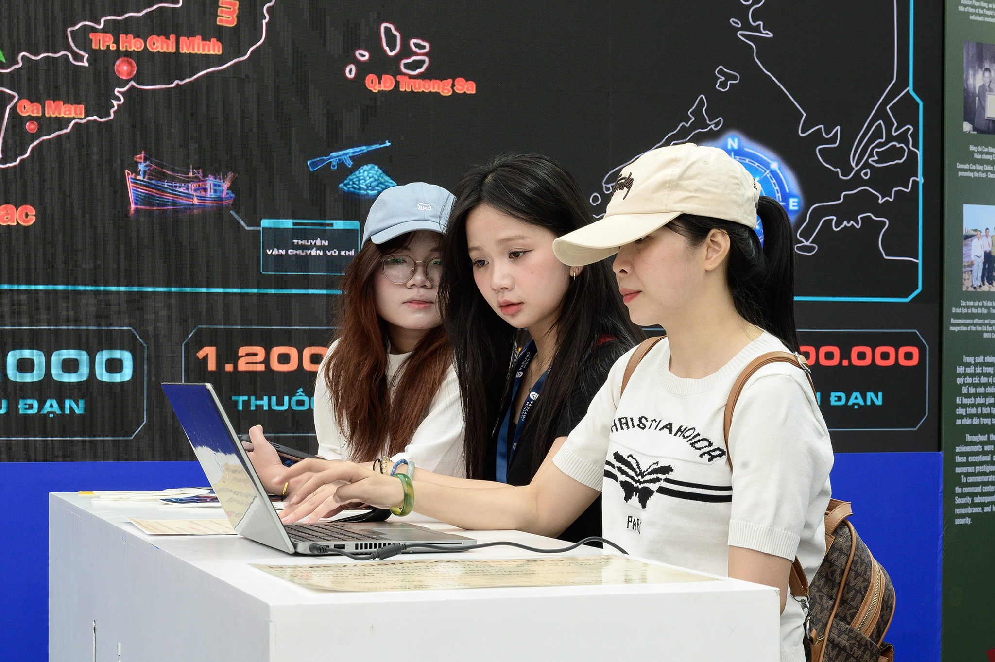 Nguoi dan TP.HCM thu nhan dien toi pham tai su kien 'To quoc binh yen' hinh anh