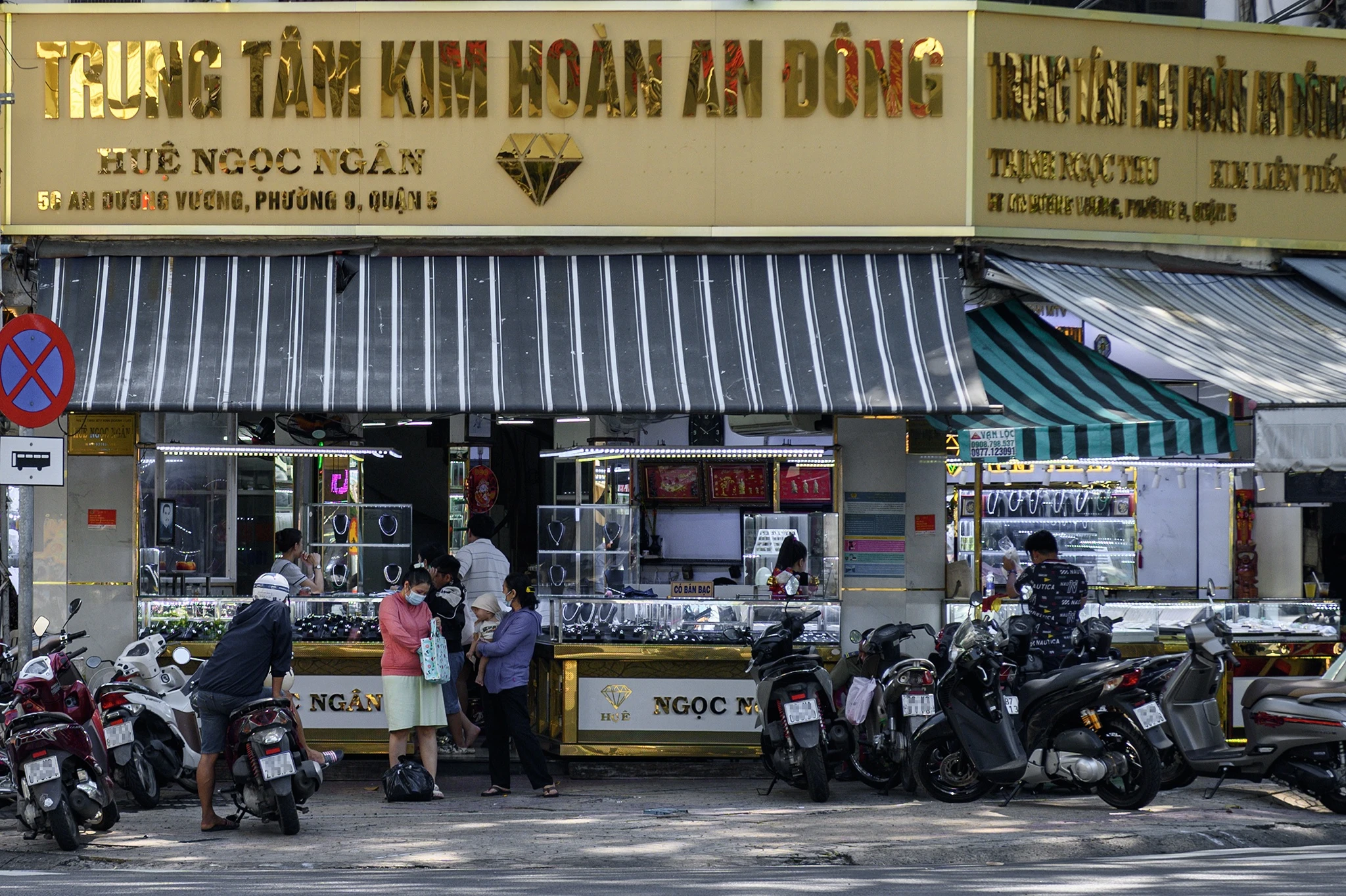 Cận cảnh những cửa hàng kim cương hiếm hoi còn mở cửa ở TP.HCM