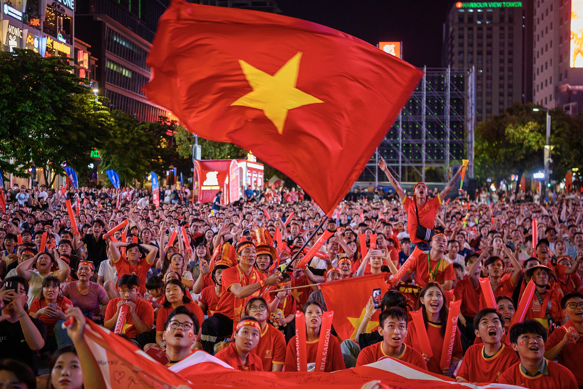 Phố đi bộ Nguyễn Huệ hóa ‘chảo lửa’ sau chiến thắng của tuyển Việt Nam