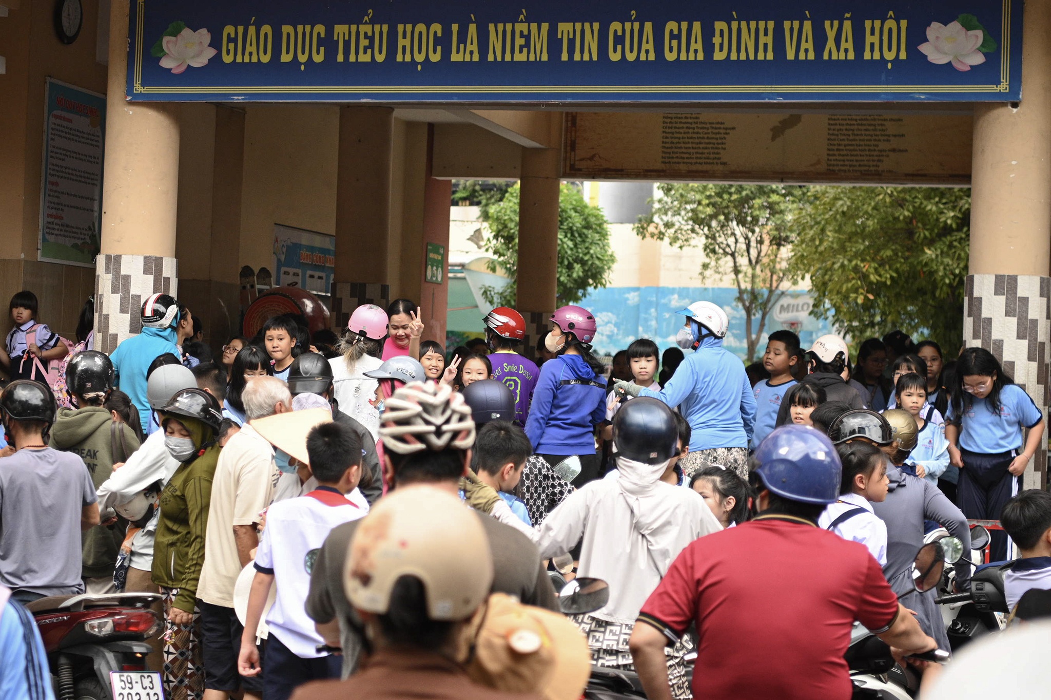 b&aacute;n tr&uacute; ảnh 3