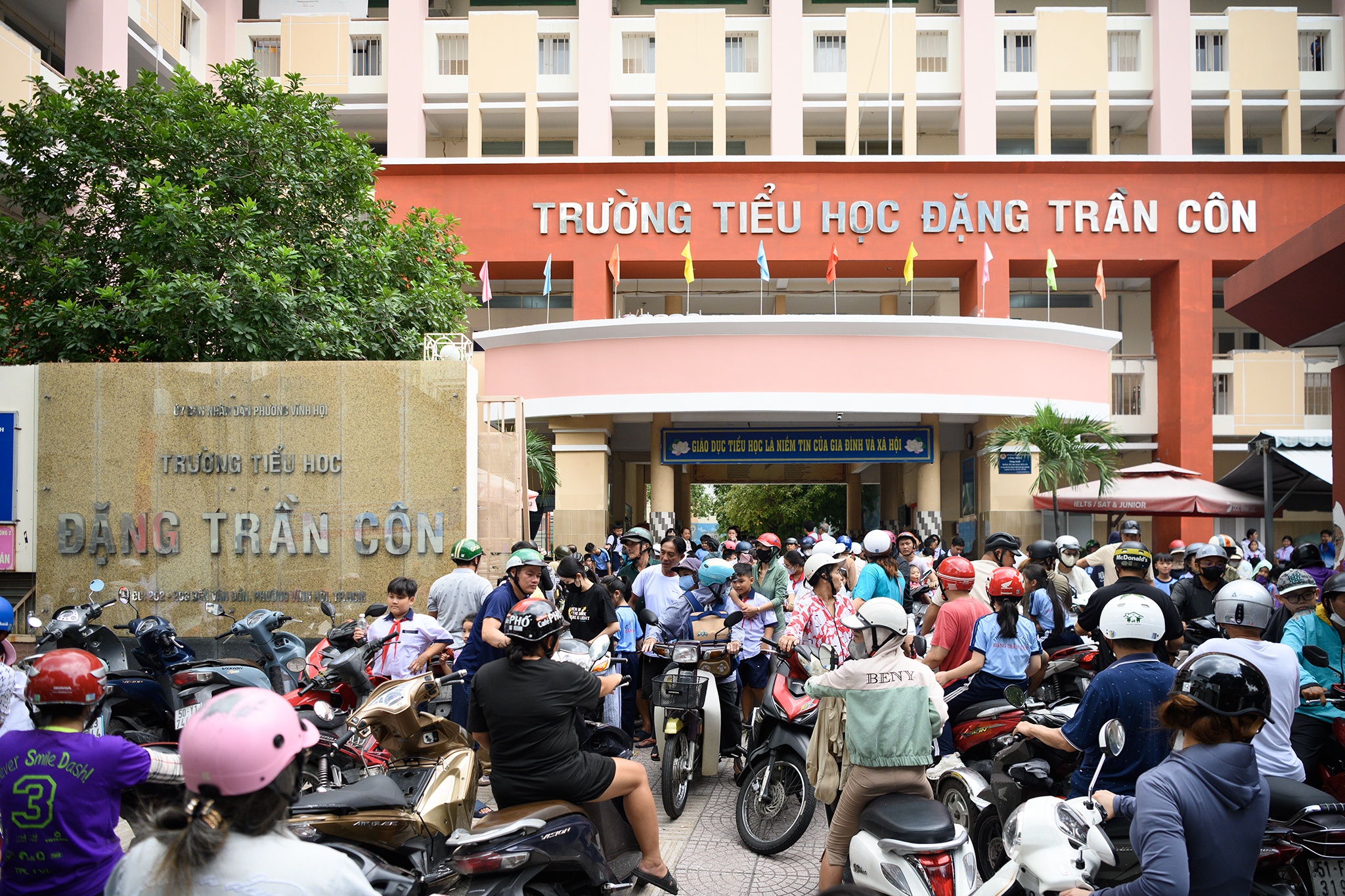 b&aacute;n tr&uacute; ảnh 1