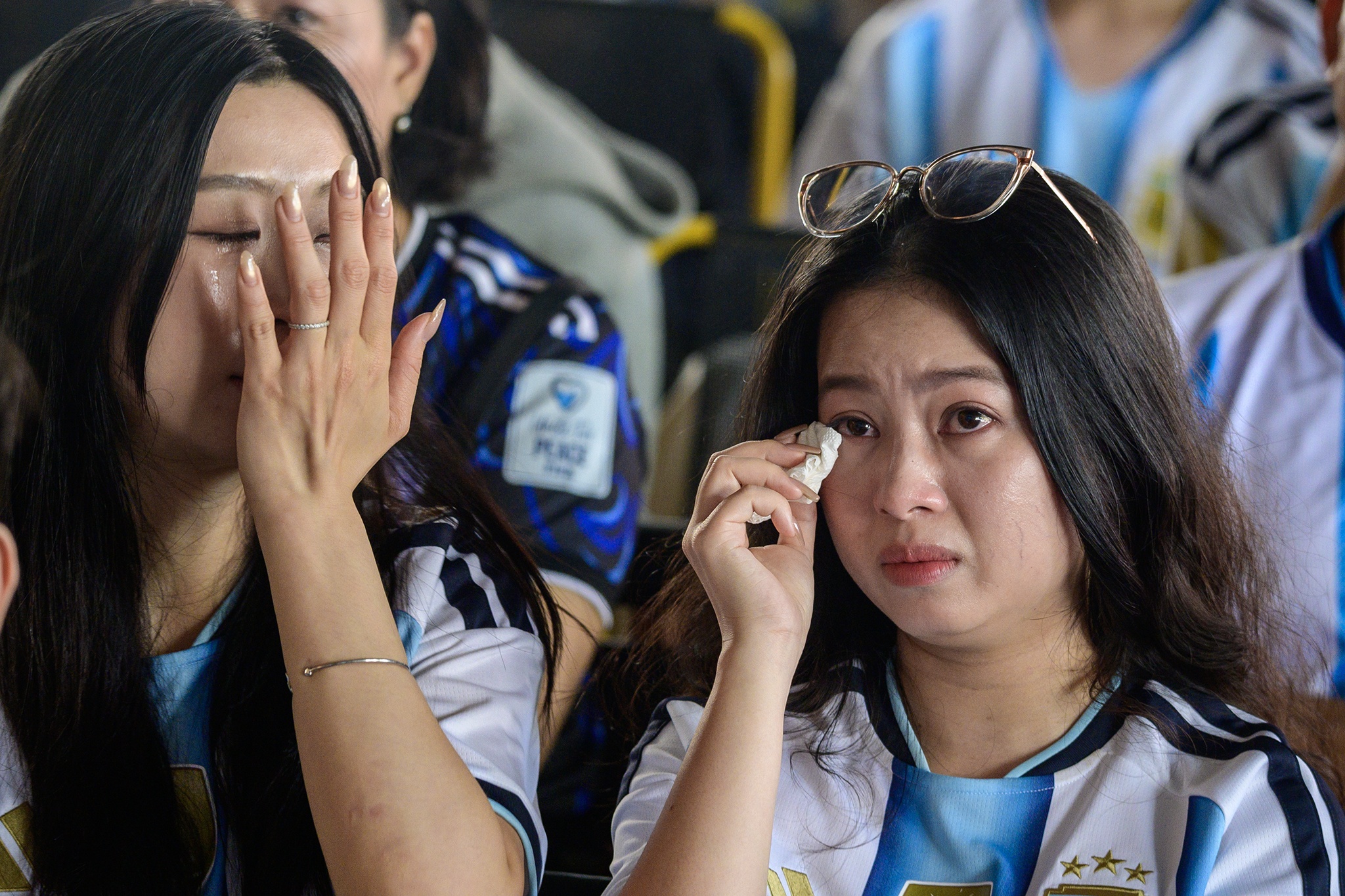Fan TP.HCM bật khóc trong ngày Messi chia tay