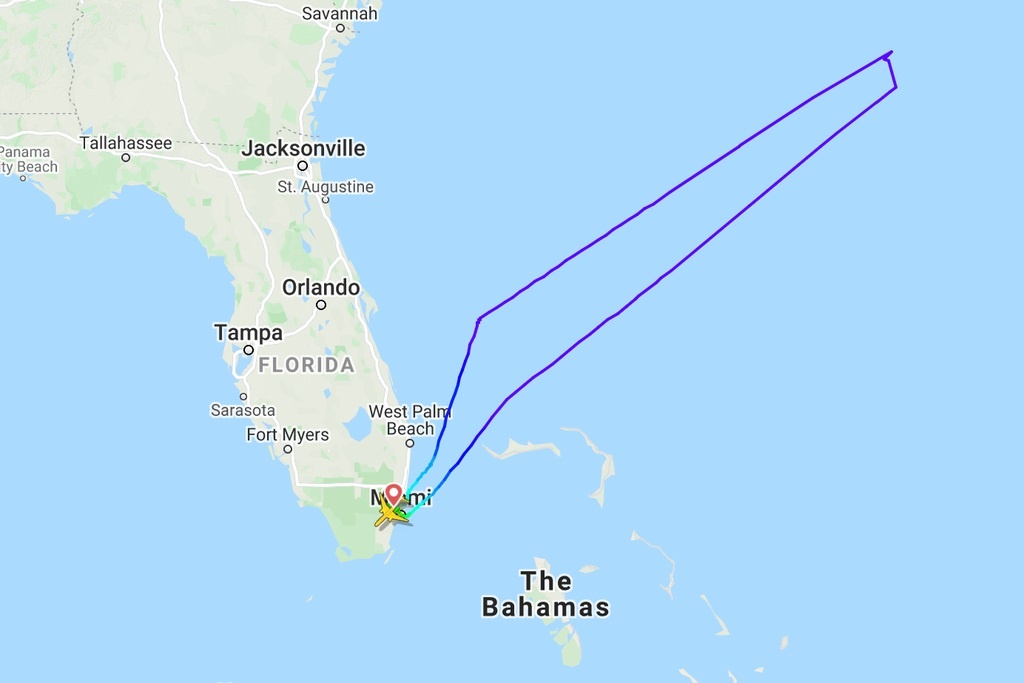Phi cong quay dau may bay vi mot hanh khach gay roi hinh anh