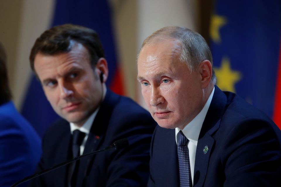 Ong Putin va ong Macron dien dam 100 phut hinh anh
