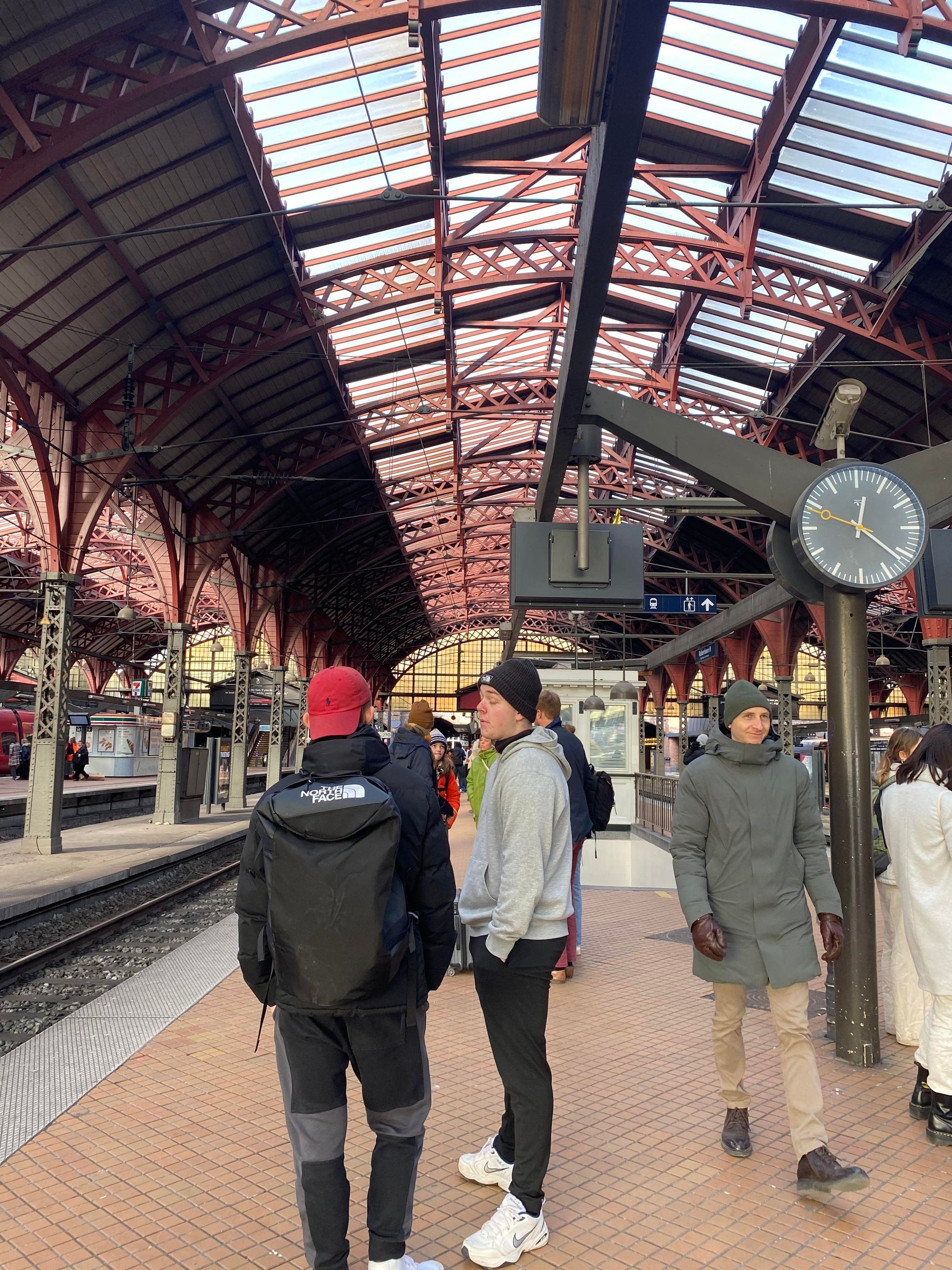 Nguoi Viet tai Dan Mach khi duoc do bo han che Covid-19 anh 8