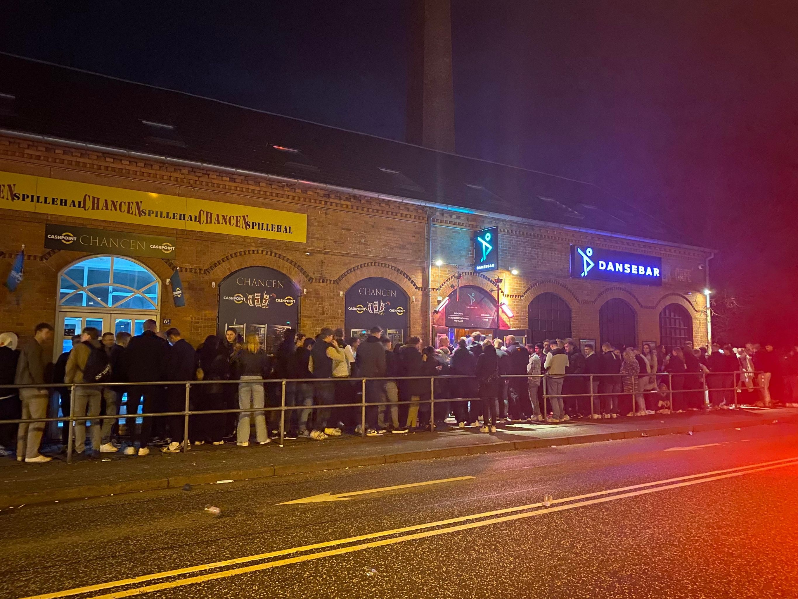 Nguoi Viet tai Dan Mach khi duoc do bo han che Covid-19 anh 5