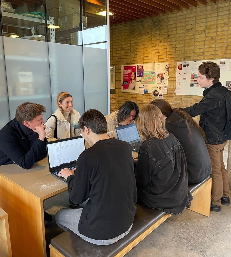 Nguoi Viet tai Dan Mach khi duoc do bo han che Covid-19 anh 2