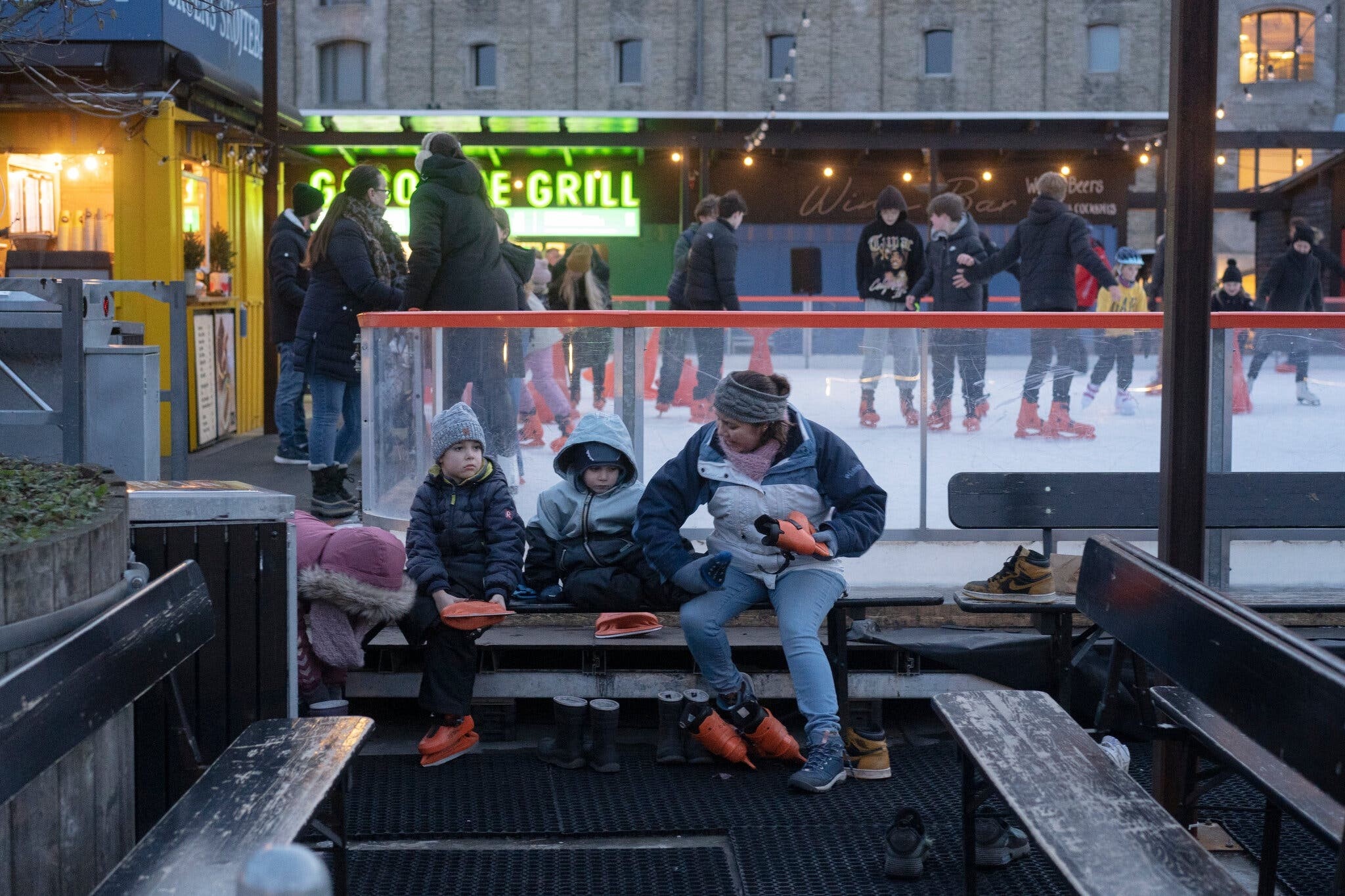 Nguoi Viet tai Dan Mach khi duoc do bo han che Covid-19 anh 1