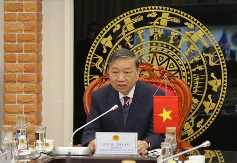 Bo truong Cong an hoi dam voi giam doc FBI hinh anh