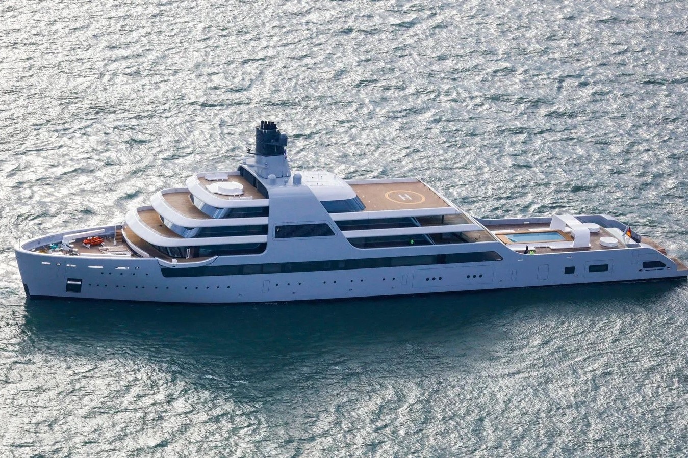 Du thuyen cua ty phu Nga suyt bi danh chim o Tay Ban Nha hinh anh