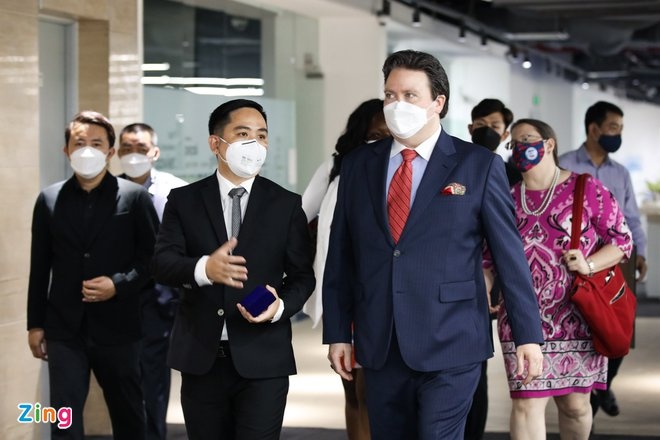 Dai su My tra loi truc tuyen Zing anh 1