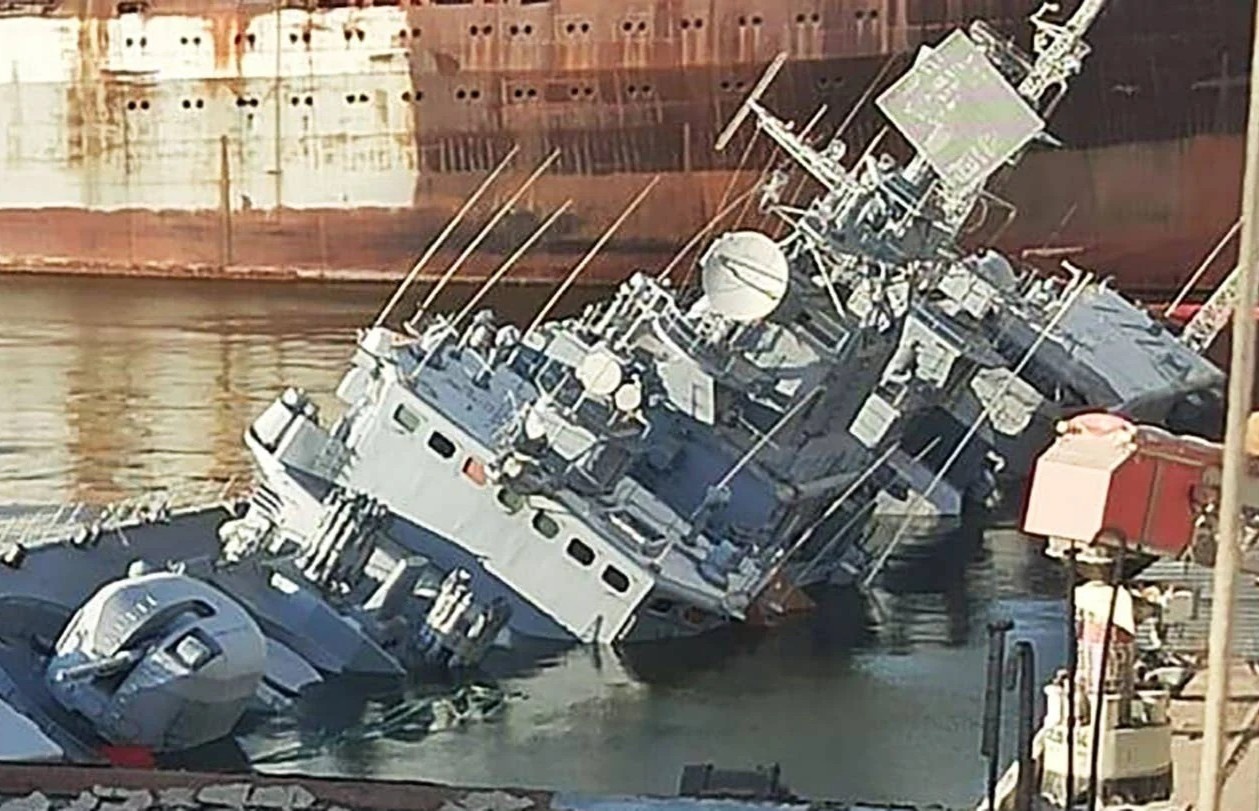 Hai quan Ukraine tu danh chim tau chien hinh anh