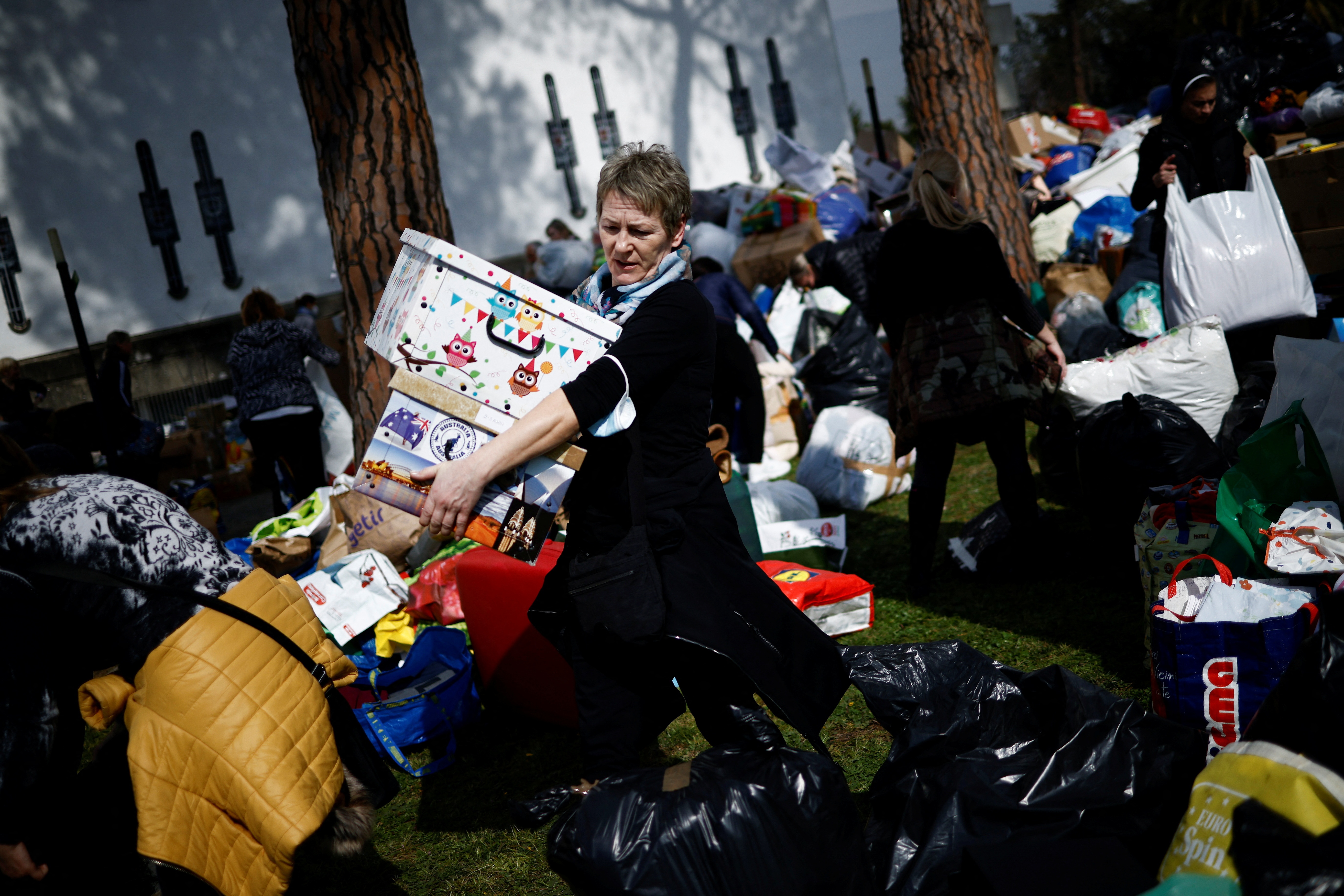 The gioi huong ve nguoi dan Ukraine hinh anh