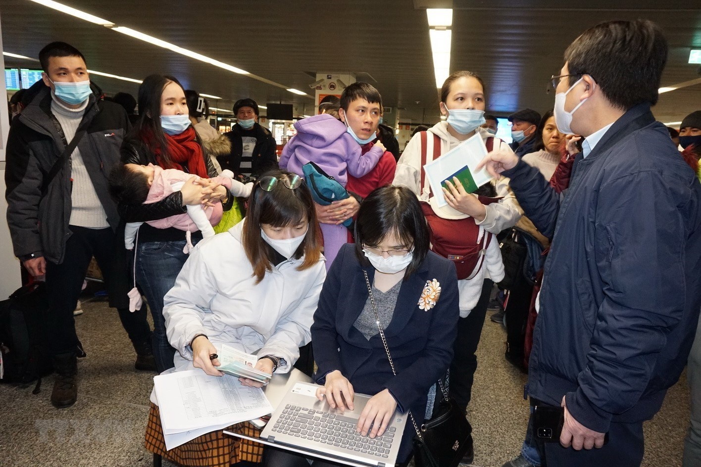 Dua nguoi Viet so tan khoi Ukraine ve nuoc anh 1