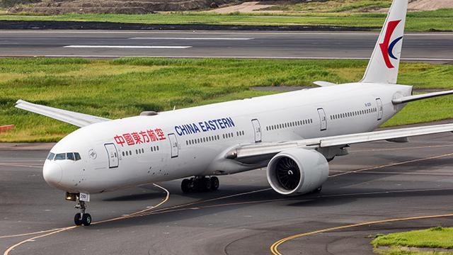 Mot phu nu thoat khoi vu roi may bay Trung Quoc nho doi ve o phut chot hinh anh