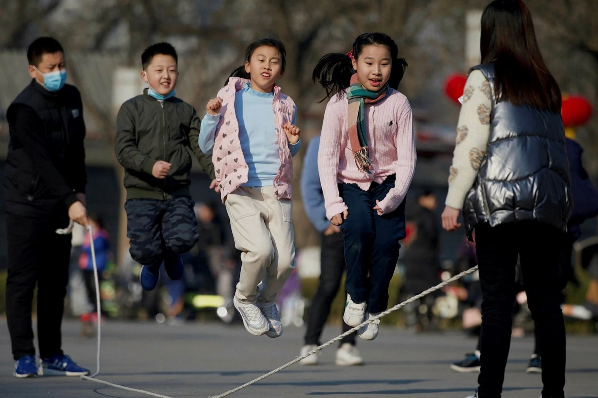 Cuoc tranh luan 'nuoc nao dong dan nhat' bong troi day tai Trung Quoc hinh anh