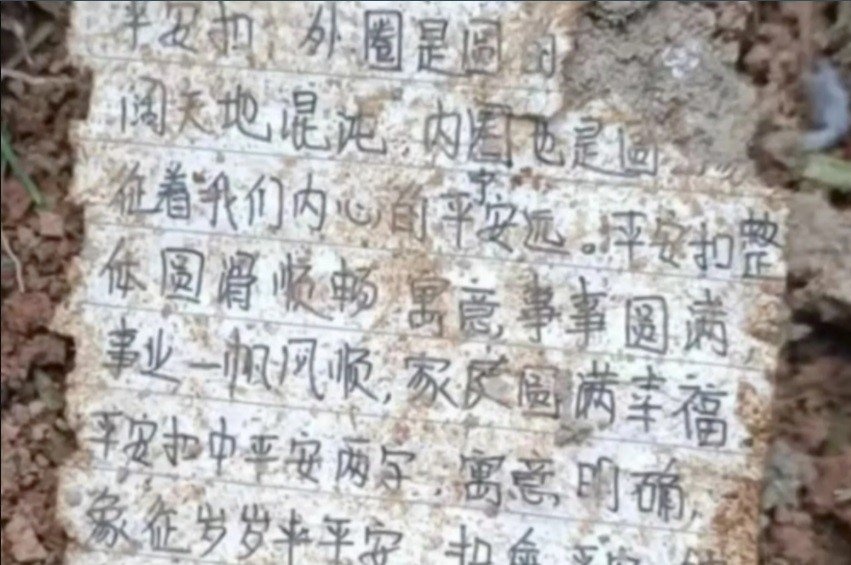 Ghi chu cua hanh khach tren may bay gap nan gay xuc dong o Trung Quoc hinh anh