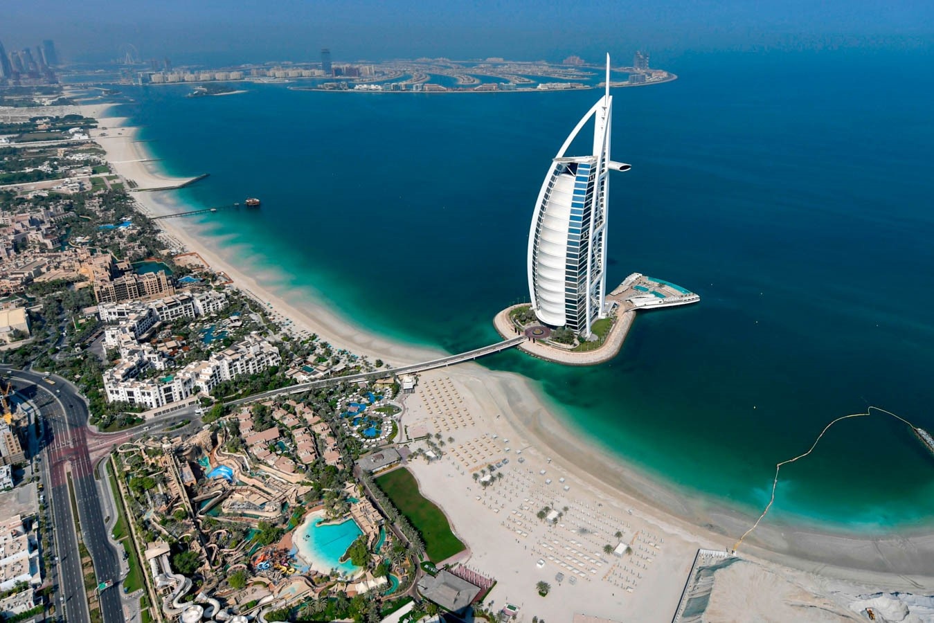 Nha giau Nga do xo mua bat dong san o Tho Nhi Ky va UAE hinh anh