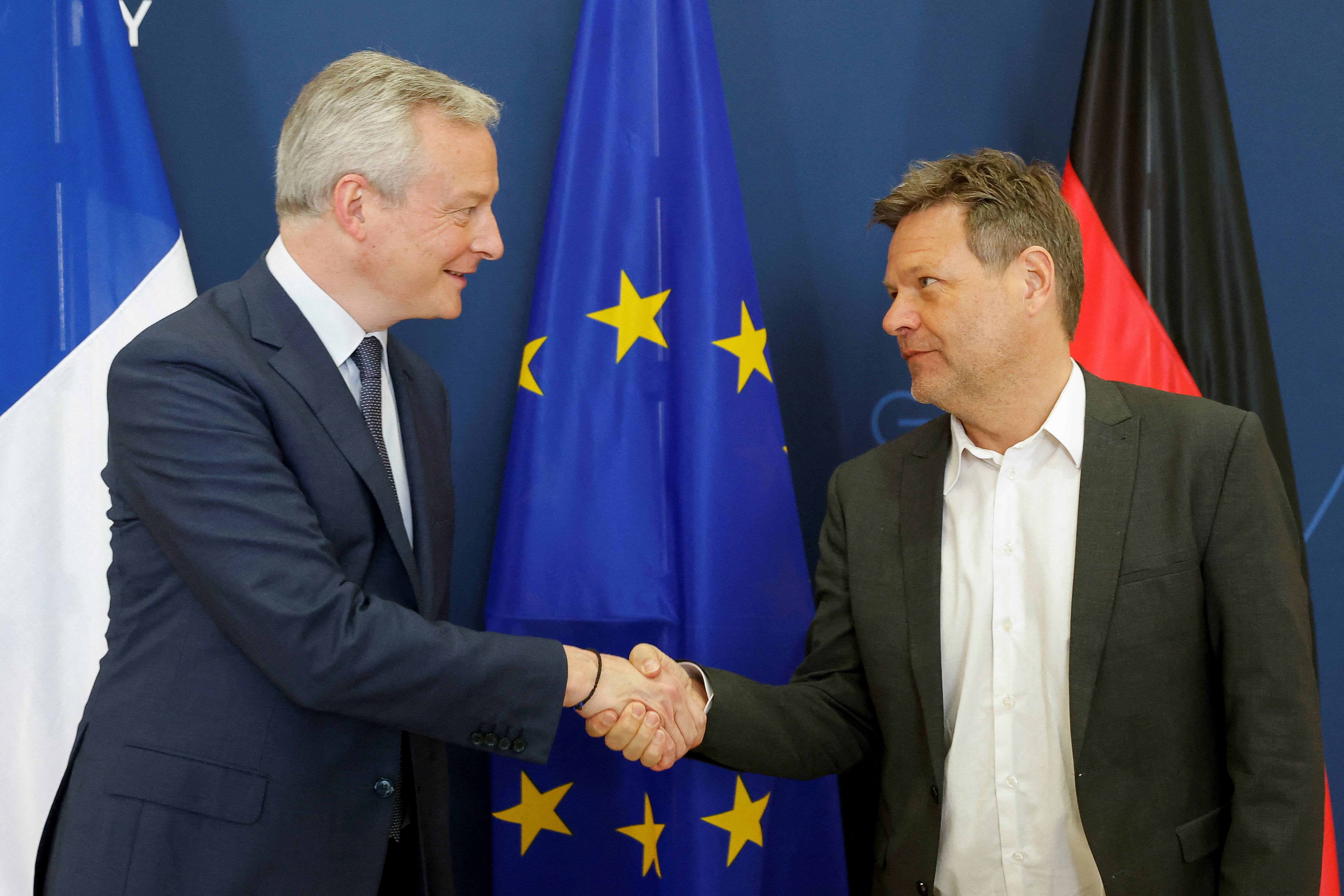 Duc, Phap bac yeu cau mua khi dot Nga bang dong rup hinh anh